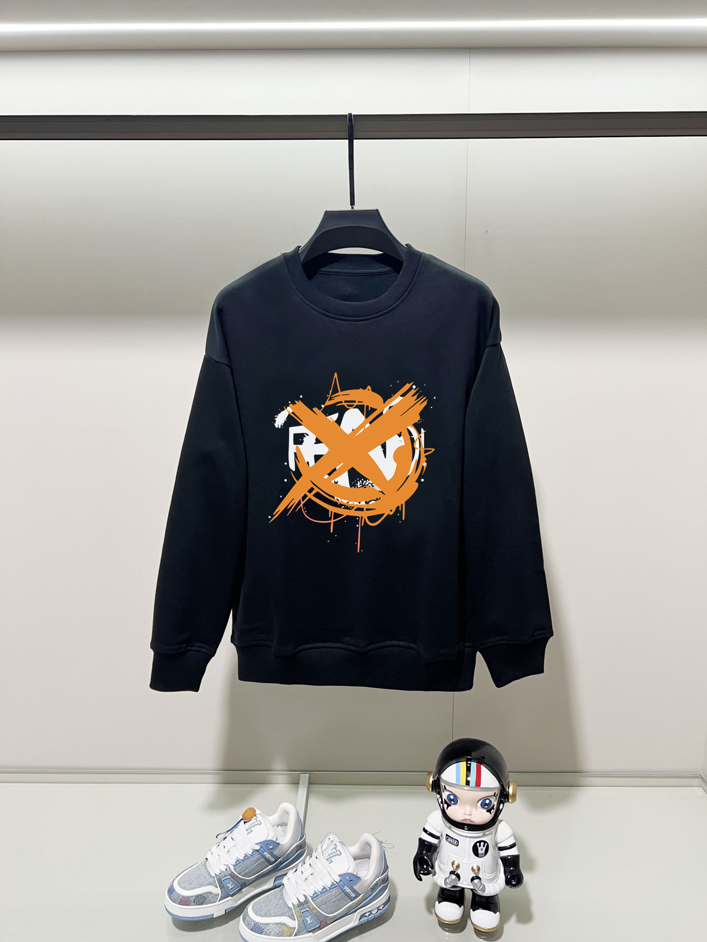 NO:540074,Fendi, 2025 autumn and winter new round neck long-sleeved sweatshirt with precision printing technology on the chest, and the preferred double-strand cotton twill pure cotton fabric is the basic condition for ensuring a rigid style. It is fully thick and has a high-end and comfortable skin feeling, and is the same as men and women. Color black, white, gray, size, shoulder width, bust, sleeve length M: 475358.5 63 L: 48.555 6065 XL: 5057 61.567 2XL: 51.559 6369 3XL: 5361 64.571 Manual measurement, with 1-3CM error, subject to the actual object, fendi, hoodie, sweatshirts, alexander wang19860909芬迪,2025秋冬新款圆领长袖卫衣 胸前采用精密印花工艺,采用优选双股棉纱斜纹纯棉面料,高克重面料是保证版型硬挺的基本条件,妥妥厚重感,肤感高级舒适,男女同款. 颜色黑色 白色 灰色 尺码 肩宽 胸围 袖长 衣长  M : 475358.5 63  L: 48.555 6065 XL : 5057 61.567 2XL : 51.559 6369 3XL : 5361 64.571 手工测量,有1-3CM误差,以实物为准,,fendi,hoodie,sweatshirts,alexander wang,Men's clothing