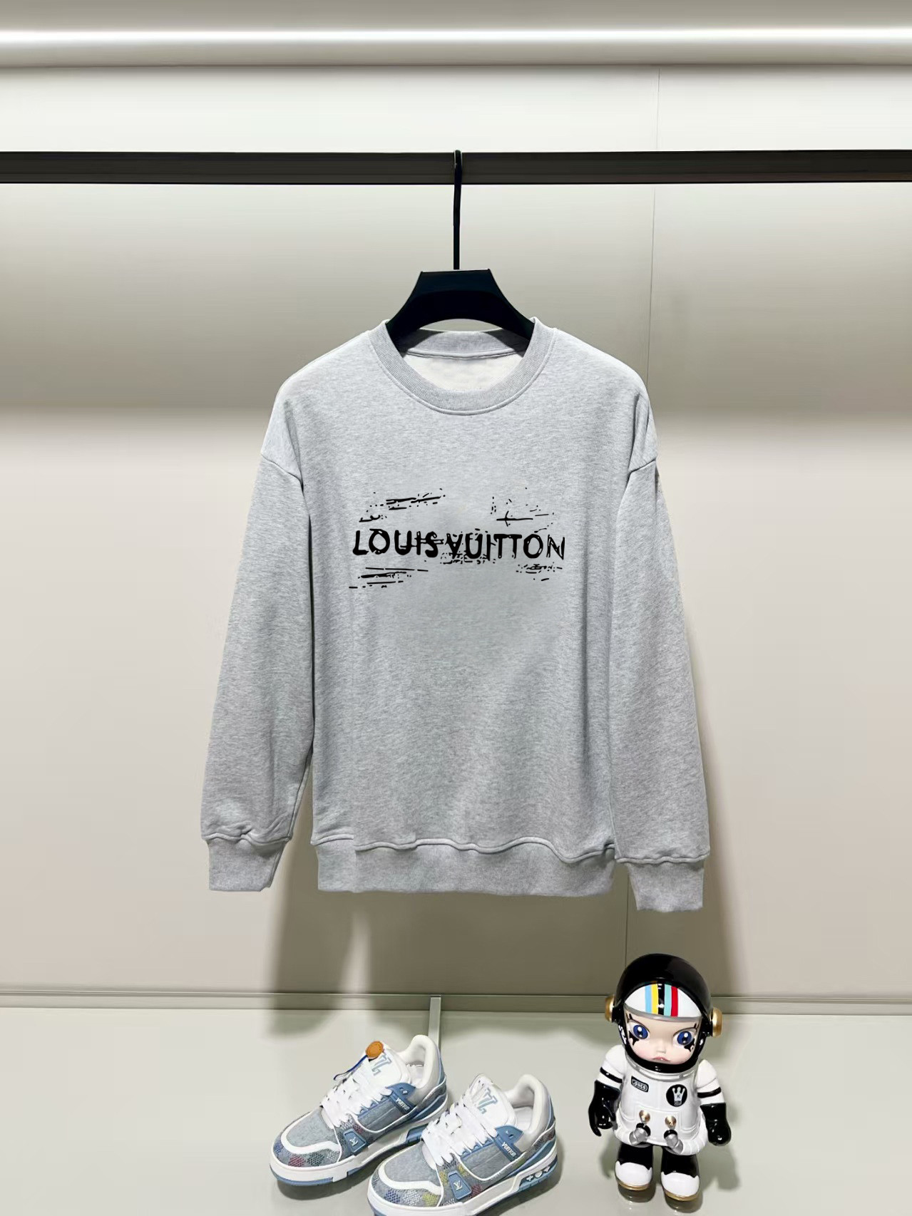 NO:540076,Louis Vuitton, 2025 autumn and winter new round neck long-sleeved sweatshirt with precision printing technology on the chest, and the preferred double-strand cotton twill pure cotton fabric is the basic condition for ensuring a rigid style. It is fully thick and has a high-end and comfortable skin feeling, and is the same as men and women. Color black, white, gray, size, shoulder width, bust, sleeve length M: 475358.5 63 L: 48.555 6065 XL: 5057 61.567 2XL: 51.559 6369 3XL: 5361 64.571 Manual measurement, with 1-3CM error, subject to the actual object, louis vuitton, hoodie, sweatshirts, alexander wang19860909路易威登,2025秋冬新款圆领长袖卫衣 胸前采用精密印花工艺,采用优选双股棉纱斜纹纯棉面料,高克重面料是保证版型硬挺的基本条件,妥妥厚重感,肤感高级舒适,男女同款. 颜色黑色 白色 灰色 尺码 肩宽 胸围 袖长 衣长  M : 475358.5 63  L: 48.555 6065 XL : 5057 61.567 2XL : 51.559 6369 3XL : 5361 64.571 手工测量,有1-3CM误差,以实物为准,,louis vuitton,hoodie,sweatshirts,alexander wang,Men's clothing