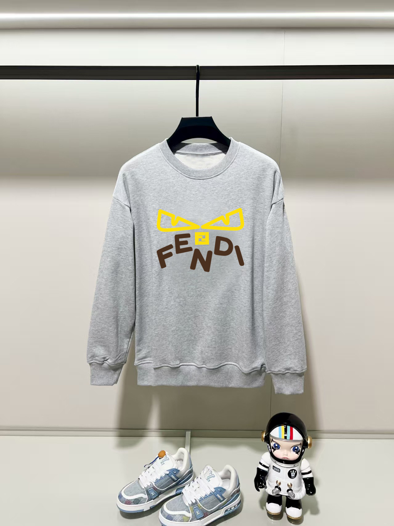 NO:540079,Fendi, 2025 autumn and winter new round neck long-sleeved sweatshirt with precision printing technology on the chest, and the preferred double-strand cotton twill pure cotton fabric is the basic condition for ensuring a rigid style. It is fully thick and has a high-end and comfortable skin feeling, and is the same as men and women. Color black, white, gray, size, shoulder width, bust, sleeve length M: 475358.5 63 L: 48.555 6065 XL: 5057 61.567 2XL: 51.559 6369 3XL: 5361 64.571 Manual measurement, with 1-3CM error, subject to the actual object, fendi, hoodie, sweatshirts, alexander wang19860909芬迪,2025秋冬新款圆领长袖卫衣 胸前采用精密印花工艺,采用优选双股棉纱斜纹纯棉面料,高克重面料是保证版型硬挺的基本条件,妥妥厚重感,肤感高级舒适,男女同款. 颜色黑色 白色 灰色 尺码 肩宽 胸围 袖长 衣长  M : 475358.5 63  L: 48.555 6065 XL : 5057 61.567 2XL : 51.559 6369 3XL : 5361 64.571 手工测量,有1-3CM误差,以实物为准,,fendi,hoodie,sweatshirts,alexander wang,Men's clothing