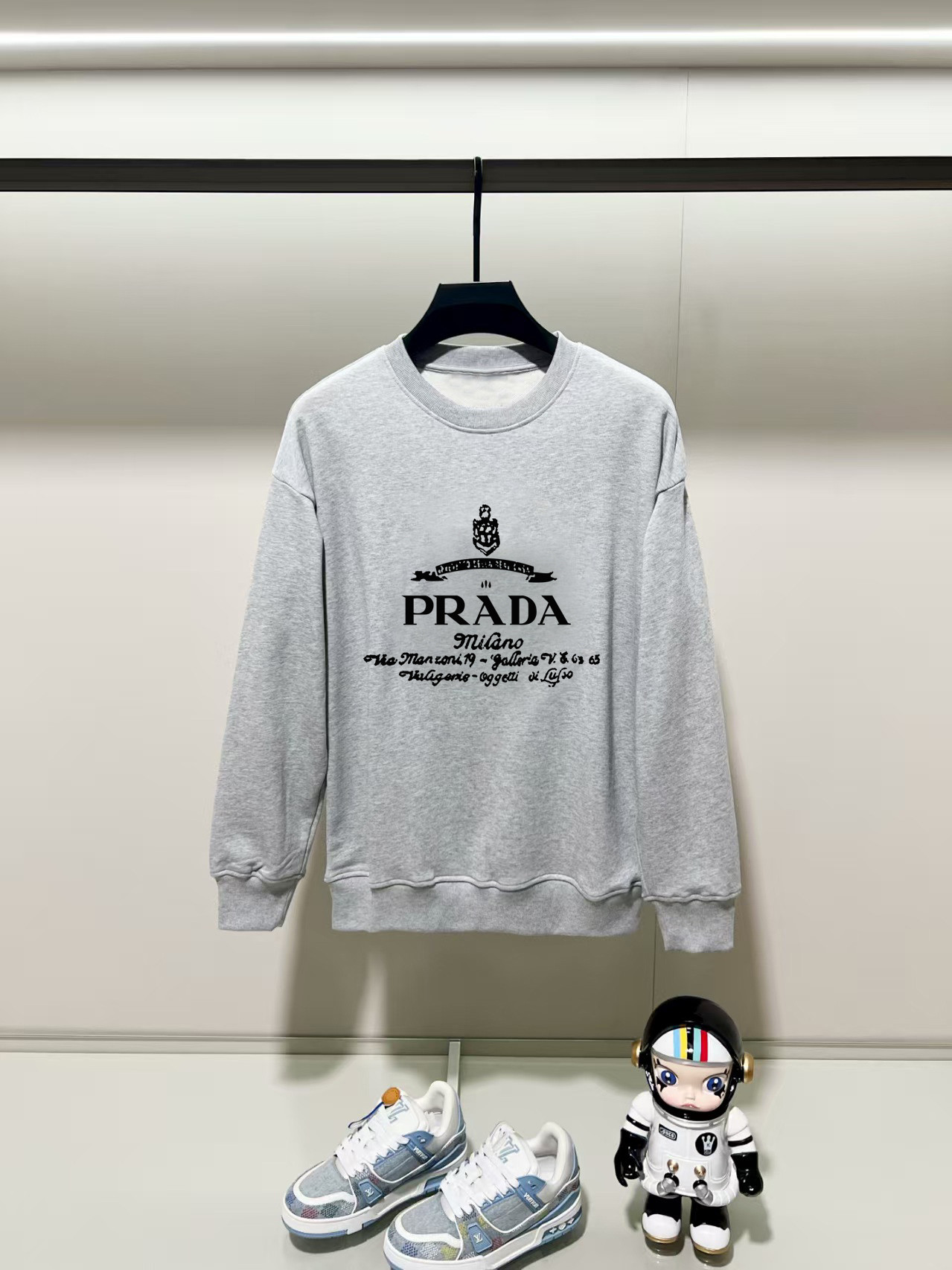 NO:540080,Prada, 2025 autumn and winter new round neck long-sleeved sweatshirt with precision printing technology on the chest, and the preferred double-strand cotton twill pure cotton fabric is the basic condition for ensuring a rigid style. It is fully thick and has a high-end and comfortable skin feeling, and is the same as men and women. Color black, white, gray, size, shoulder width, bust, sleeve length M: 475358.5 63 L: 48.555 6065 XL: 5057 61.567 2XL: 51.559 6369 3XL: 5361 64.571 Manual measurement, with 1-3CM error, subject to the actual object, prada, hoodie, sweatshirts, alexander wang19860909普拉达,2025秋冬新款圆领长袖卫衣 胸前采用精密印花工艺,采用优选双股棉纱斜纹纯棉面料,高克重面料是保证版型硬挺的基本条件,妥妥厚重感,肤感高级舒适,男女同款. 颜色黑色 白色 灰色 尺码 肩宽 胸围 袖长 衣长  M : 475358.5 63  L: 48.555 6065 XL : 5057 61.567 2XL : 51.559 6369 3XL : 5361 64.571 手工测量,有1-3CM误差,以实物为准,,prada,hoodie,sweatshirts,alexander wang,Men's clothing