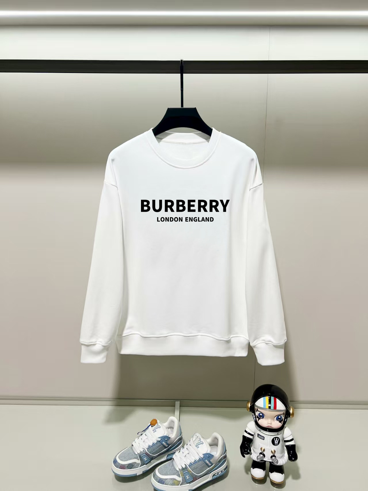 NO:538945,Burberry, 2025 autumn and winter new round neck long-sleeved sweatshirt with precision printing technology on the chest, and the preferred double-strand cotton twill pure cotton fabric is the basic condition for ensuring a hard style. It is fully thick and has a high-end and comfortable skin feeling, and is the same as men and women. Color black, white, gray, size, shoulder width, bust, sleeve length M: 475358.5 63 L: 48.555 6065 XL: 5057 61.567 2XL: 51.559 6369 3XL: 5361 64.571 Manual measurement, with 1-3CM error, subject to the actual object, burberry, hoodie, sweatshirts, alexander wang19860909巴宝莉,2025秋冬新款圆领长袖卫衣 胸前采用精密印花工艺,采用优选双股棉纱斜纹纯棉面料,高克重面料是保证版型硬挺的基本条件,妥妥厚重感,肤感高级舒适,男女同款. 颜色黑色 白色 灰色 尺码 肩宽 胸围 袖长 衣长  M : 475358.5 63  L: 48.555 6065 XL : 5057 61.567 2XL : 51.559 6369 3XL : 5361 64.571 手工测量,有1-3CM误差,以实物为准,,burberry,hoodie,sweatshirts,alexander wang,Men's clothing