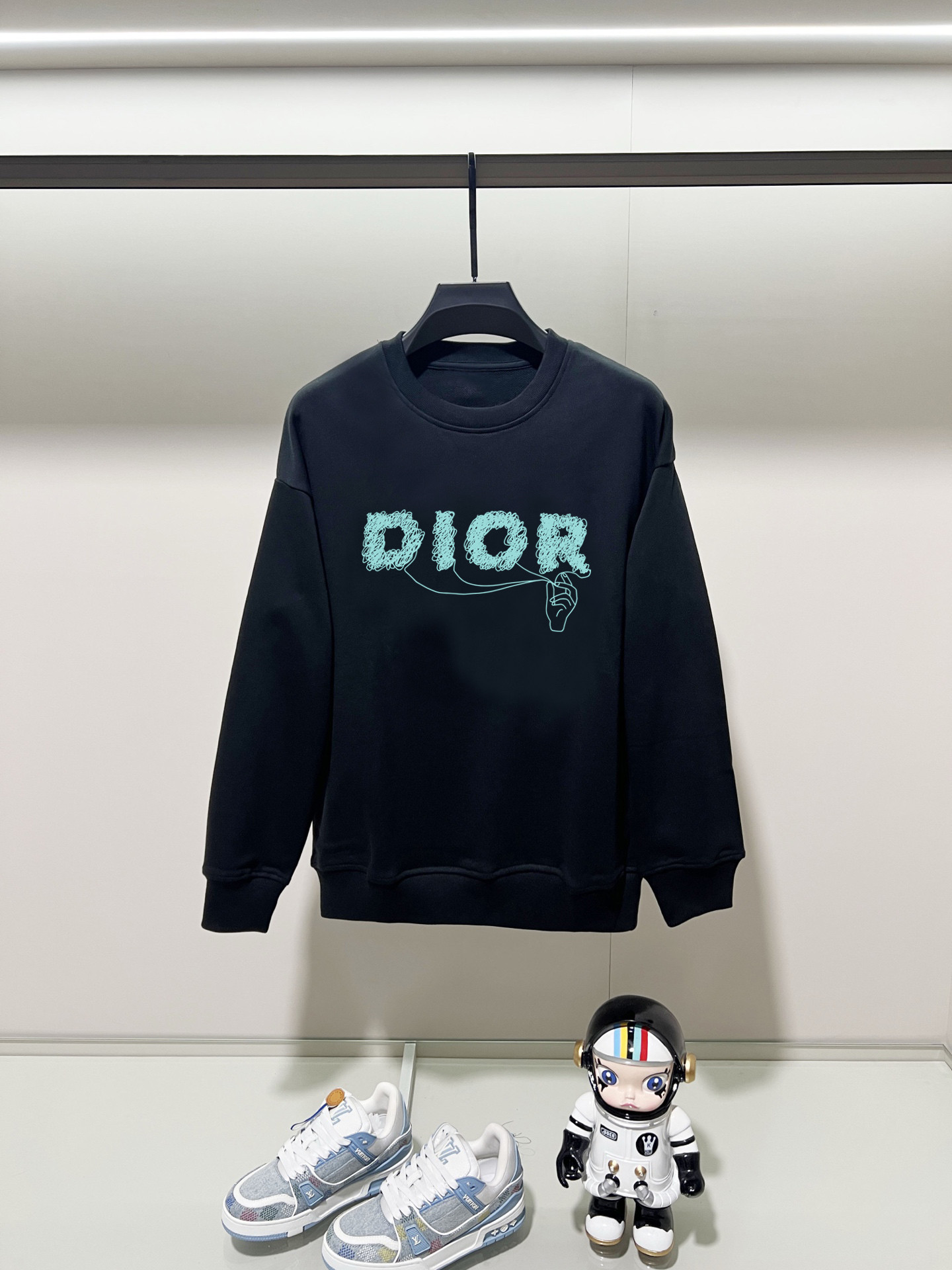 NO:538947,Dior, 2025 autumn and winter new round neck long-sleeved sweatshirt with precision printing technology on the chest, and the preferred double-strand cotton twill pure cotton fabric is the basic condition for ensuring a hard style. It is fully thick and has a high-end and comfortable skin feeling, and is the same as men and women. Color black, white, gray, size, shoulder width, bust, sleeve length M: 475358.5 63 L: 48.555 6065 XL: 5057 61.567 2XL: 51.559 6369 3XL: 5361 64.571 Manual measurement, with 1-3CM error, subject to the actual object, dior, hoodie, sweatshirts, alexander wang19860909迪奥,2025秋冬新款圆领长袖卫衣 胸前采用精密印花工艺,采用优选双股棉纱斜纹纯棉面料,高克重面料是保证版型硬挺的基本条件,妥妥厚重感,肤感高级舒适,男女同款. 颜色黑色 白色 灰色 尺码 肩宽 胸围 袖长 衣长  M : 475358.5 63  L: 48.555 6065 XL : 5057 61.567 2XL : 51.559 6369 3XL : 5361 64.571 手工测量,有1-3CM误差,以实物为准,,dior,hoodie,sweatshirts,alexander wang,Men's clothing