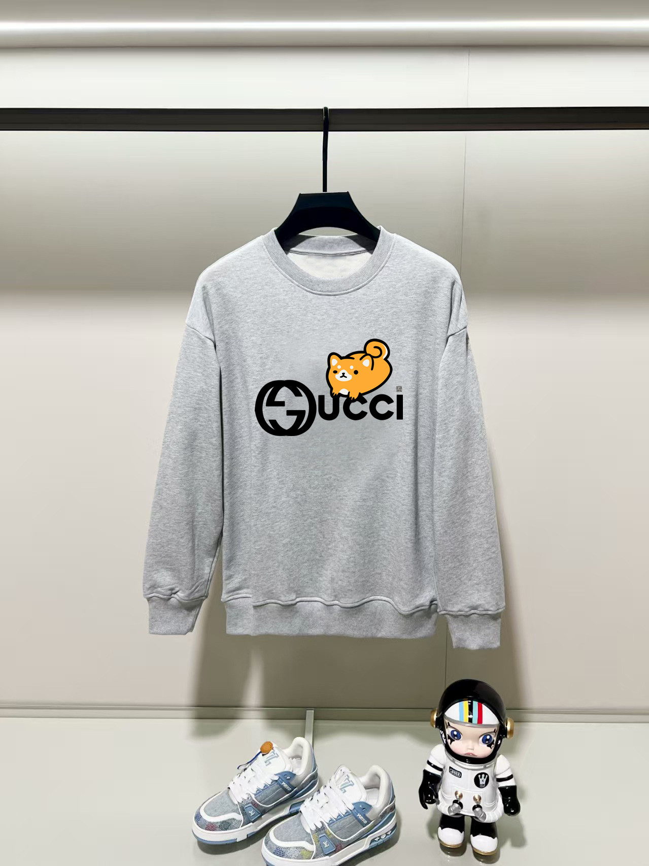 NO:566219,Gucci, 2025 autumn and winter new round neck long-sleeved sweatshirt. The chest adopts precision printing technology and uses selected double-ply cotton yarn twill pure cotton fabric. High-weight fabric is the basic condition to ensure a stiff style. It has a proper and thick feel, high-end and comfortable skin feel, and is the same style for men and women. Color Black White Gray Size Shoulder Width Bust Sleeve Length Length M: 475358.5 63 L: 48.555 6065  XL: 5057 61.567 2XL: 51.559 6369 3XL: 5361 64.571 Manual measurement, there is an error of 1-3CM, the actual product shall prevail, hoodie, sweatshirts, alexander wang19860909古奇,2025秋冬新款圆领长袖卫衣 胸前采用精密印花工艺,采用优选双股棉纱斜纹纯棉面料,高克重面料是保证版型硬挺的基本条件,妥妥厚重感,肤感高级舒适,男女同款. 颜色黑色 白色 灰色 尺码 肩宽 胸围 袖长 衣长  M : 475358.5 63  L: 48.555 6065 XL : 5057 61.567 2XL : 51.559 6369 3XL : 5361 64.571 手工测量,有1-3CM误差,以实物为准,,hoodie,sweatshirts,alexander wang,Men's clothing