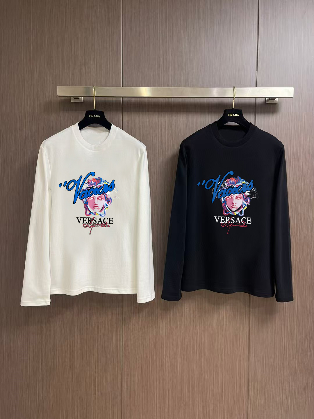 NO:566210,'Versace' new autumn and winter counter fashionable casual bottoming long-sleeved T-shirt, made of high-density pure cotton fabrics, made with exquisite original logo, excellent in comfort and breathability, and excellent softness. It is very handsome whether worn alone or as an inner layer. It conforms to men's practical dressing habits, pursues luxury, noble and elegant style, creates extraordinary men's taste, the visual effect is very good, extremely high-grade, simple and fashionable, a must-have choice for leisure and business!  Color White Black Size S MLXL XXL Bust 50.55355.558 60.5 Length 69 71 73 7577 Shoulder width 4850.5 53 55.5 58 Sleeve length 58 59 60 6061 Manual measurement, there is an error of 1-3CM, versace, tees, t-shirt, alexander wang19860909《范思哲》 秋冬专柜新款 时尚休闲打底衫长袖T恤,精选高密度纯棉面料,精致原版logo打造,舒适性与透气性兼优,柔软性极佳,无论是单穿或是内搭都是帅气十足,吻合了男性实用穿衣习惯,追求奢华高贵优雅风范,打造不凡男士品味,视觉效果非常赞,档次极高,简约时尚,休闲商务必备之选！ 颜色白色 黑色 码数S MLXL XXL 胸围50.55355.558 60.5 衣长 69 71 73 7577 肩宽 4850.5 53 55.5 58 袖长 58 59 60 6061 手工测量,有1-3CM误差,,versace,tees，t-shirt,alexander wang,Men's clothing