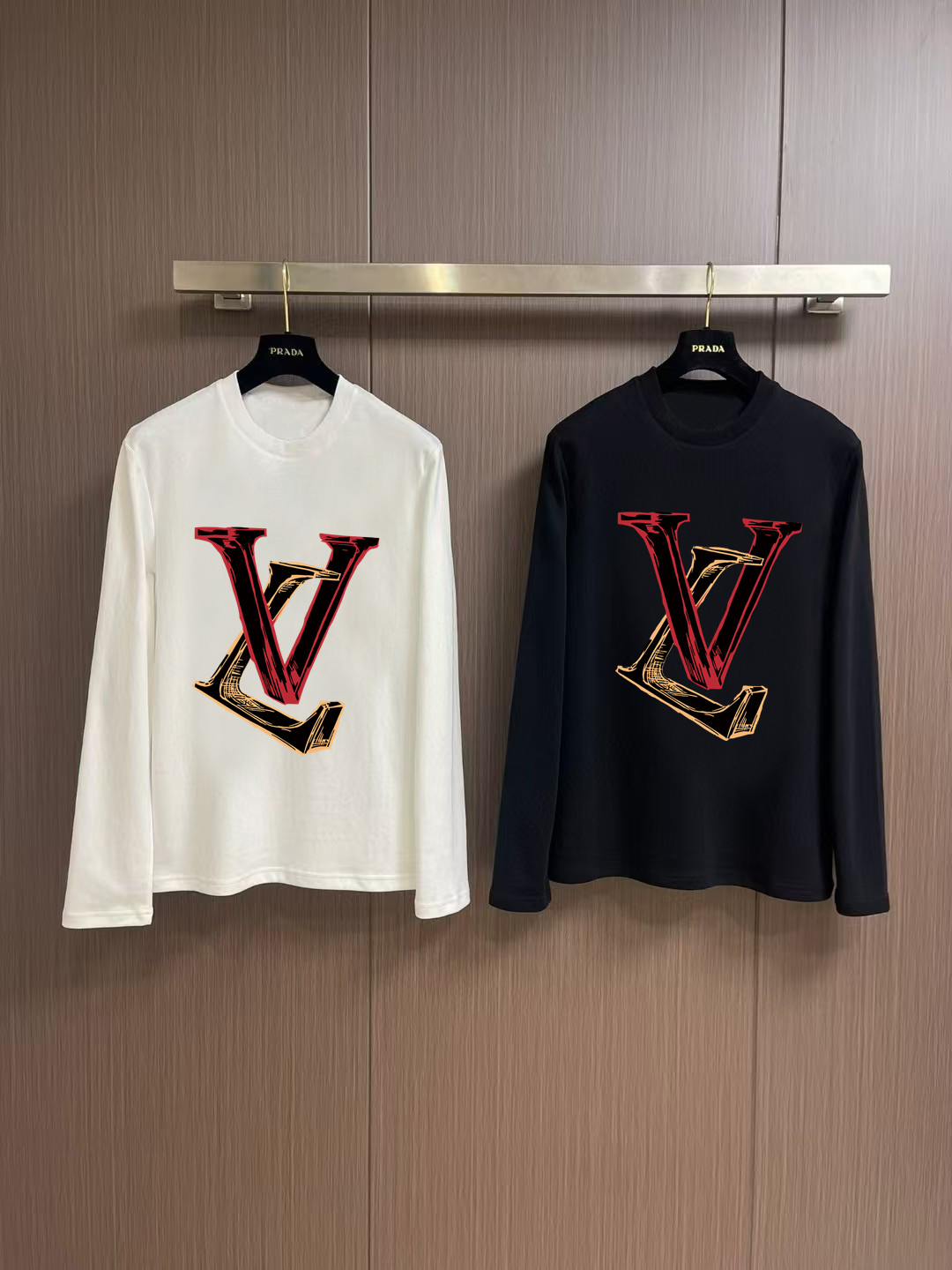 NO:566220,'Louis Vuitton' new autumn and winter counter, fashionable casual bottoming long-sleeved T-shirt, made of high-density pure cotton fabric, exquisite original logo, excellent comfort and breathability, excellent softness, whether worn alone or as an inner layer, it is very handsome, in line with men's practical dressing habits, pursuing luxury, noble and elegant style, creating extraordinary men's taste, the visual effect is very good, extremely high-grade, simple and fashionable, a must-have choice for leisure and business!  Color White Black Size S MLXL XXL Bust 50.55355.558 60.5 Clothing length 69 71 73 7577 Shoulder width 4850.5 53 55.5 58 Sleeve length 58 59 60 6061 Manual measurement, there is an error of 1-3CM, Louis  vuitton,tees,t-shirt,alexander wang19860909《路易威登》 秋冬专柜新款 时尚休闲打底衫长袖T恤,精选高密度纯棉面料,精致原版logo打造,舒适性与透气性兼优,柔软性极佳,无论是单穿或是内搭都是帅气十足,吻合了男性实用穿衣习惯,追求奢华高贵优雅风范,打造不凡男士品味,视觉效果非常赞,档次极高,简约时尚,休闲商务必备之选！ 颜色白色 黑色 码数S MLXL XXL 胸围50.55355.558 60.5 衣长 69 71 73 7577 肩宽 4850.5 53 55.5 58 袖长 58 59 60 6061 手工测量,有1-3CM误差,,louis vuitton,tees，t-shirt,alexander wang,Men's clothing