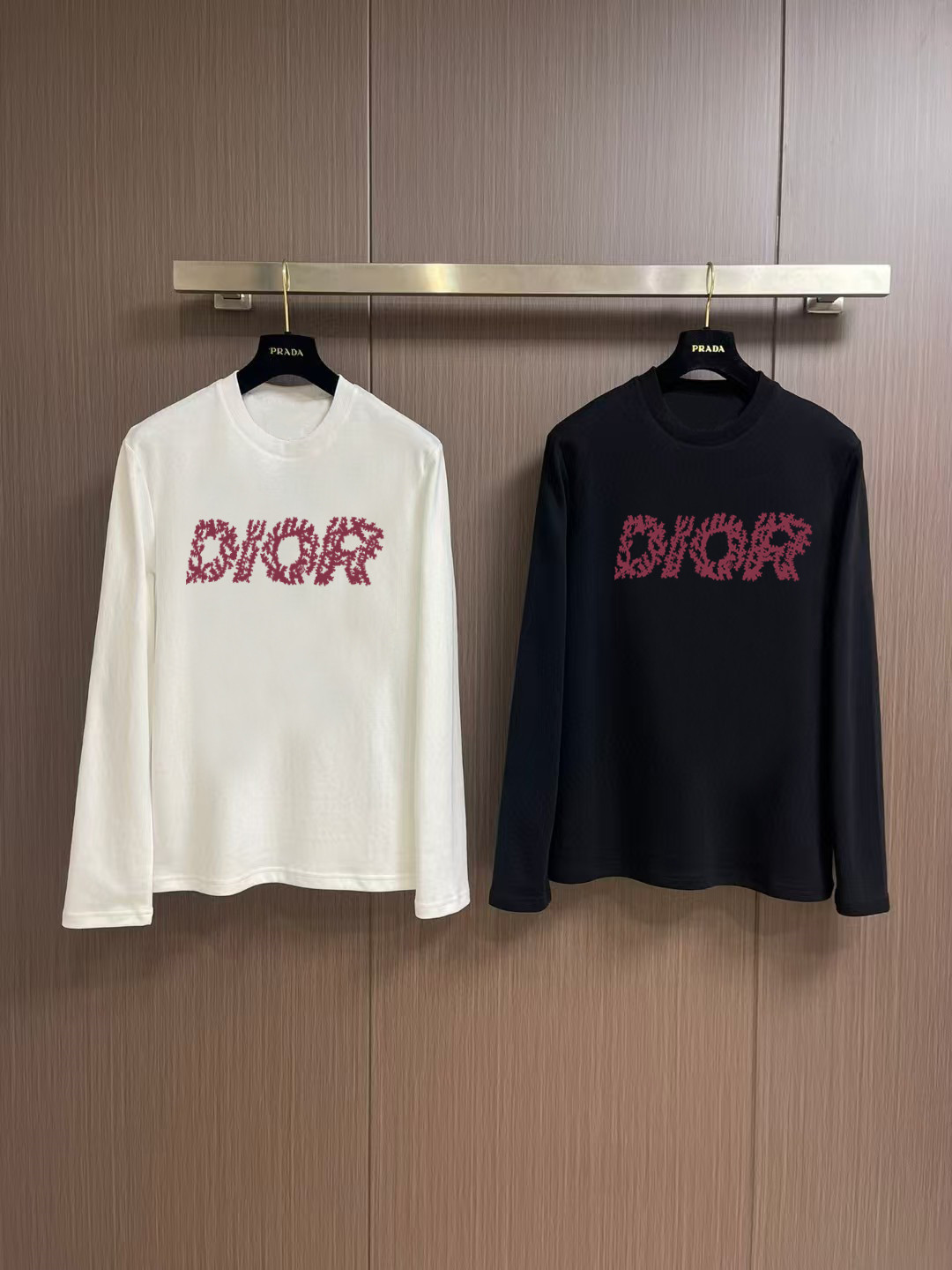 NO:566224,'Dior' Autumn and Winter counter new fashion casual bottoming long-sleeved T-shirt, made of high-density pure cotton fabric, exquisite original logo, excellent comfort and breathability, excellent softness, whether worn alone or as an inner layer, it is very handsome, consistent with men's practical dressing habits, pursuing luxury, noble and elegant style, creating extraordinary men's taste, the visual effect is very good, extremely high-grade, simple and fashionable, a must-have choice for leisure and business!  Color White Black Size S MLXL XXL Bust 50.55355.558 60.5 Length 69 71 73 7577 Shoulder width 4850.5 53 55.5 58 Sleeve length 58 59 60 6061 Manual measurement, there is an error of 1-3CM, dior, tees, t-shirt, alexander wang19860909《迪奥》 秋冬专柜新款 时尚休闲打底衫长袖T恤,精选高密度纯棉面料,精致原版logo打造,舒适性与透气性兼优,柔软性极佳,无论是单穿或是内搭都是帅气十足,吻合了男性实用穿衣习惯,追求奢华高贵优雅风范,打造不凡男士品味,视觉效果非常赞,档次极高,简约时尚,休闲商务必备之选！ 颜色白色 黑色 码数S MLXL XXL 胸围50.55355.558 60.5 衣长 69 71 73 7577 肩宽 4850.5 53 55.5 58 袖长 58 59 60 6061 手工测量,有1-3CM误差,,dior,tees，t-shirt,alexander wang,Men's clothing