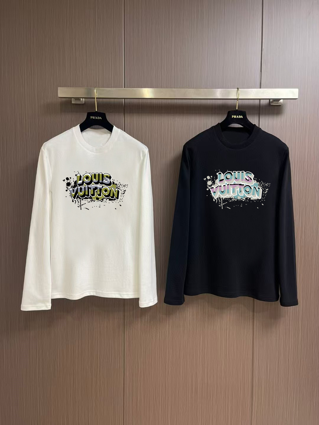 NO:566177,'Louis Vuitton' new autumn and winter counter, fashionable casual bottoming long-sleeved T-shirt, made of high-density pure cotton fabric, exquisite original logo, excellent comfort and breathability, excellent softness, whether worn alone or as an inner layer, it is very handsome, in line with men's practical dressing habits, pursuing luxury, noble and elegant style, creating extraordinary men's taste, the visual effect is very good, extremely high-grade, simple and fashionable, a must-have choice for leisure and business!  Color White Black Size S MLXL XXL Bust 50.55355.558 60.5 Clothing length 69 71 73 7577 Shoulder width 4850.5 53 55.5 58 Sleeve length 58 59 60 6061 Manual measurement, there is an error of 1-3CM, Louis  vuitton,tees,t-shirt,alexander wang19860909《路易威登》 秋冬专柜新款 时尚休闲打底衫长袖T恤,精选高密度纯棉面料,精致原版logo打造,舒适性与透气性兼优,柔软性极佳,无论是单穿或是内搭都是帅气十足,吻合了男性实用穿衣习惯,追求奢华高贵优雅风范,打造不凡男士品味,视觉效果非常赞,档次极高,简约时尚,休闲商务必备之选！ 颜色白色 黑色 码数S MLXL XXL 胸围50.55355.558 60.5 衣长 69 71 73 7577 肩宽 4850.5 53 55.5 58 袖长 58 59 60 6061 手工测量,有1-3CM误差,,louis vuitton,tees，t-shirt,alexander wang,Men's clothing