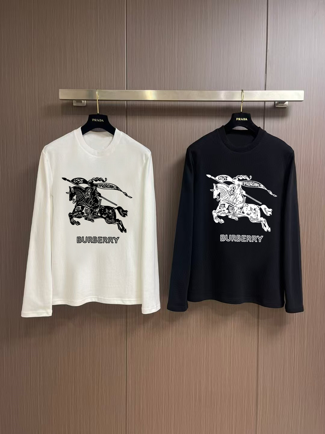 NO:566183,'Burberry' autumn and winter counter new style fashionable casual bottoming long-sleeved T-shirt, made of high-density pure cotton fabric, exquisite original logo, excellent comfort and breathability, excellent softness, whether worn alone or with inner layers, it is very handsome, consistent with men's practical dressing habits, pursuing luxury, noble and elegant style, creating extraordinary men's taste, the visual effect is very good, extremely high-grade, simple and fashionable, a must-have choice for leisure and business!  Color White Black Size S MLXL XXL Bust 50.55355.558 60.5 Length 69 71 73 7577 Shoulder width 4850.5 53 55.5 58 Sleeve length 58 59 60 6061 Manual measurement, there is an error of 1-3CM, burberry, tees, t-shirt, alexander wang19860909《巴宝莉》 秋冬专柜新款 时尚休闲打底衫长袖T恤,精选高密度纯棉面料,精致原版logo打造,舒适性与透气性兼优,柔软性极佳,无论是单穿或是内搭都是帅气十足,吻合了男性实用穿衣习惯,追求奢华高贵优雅风范,打造不凡男士品味,视觉效果非常赞,档次极高,简约时尚,休闲商务必备之选！ 颜色白色 黑色 码数S MLXL XXL 胸围50.55355.558 60.5 衣长 69 71 73 7577 肩宽 4850.5 53 55.5 58 袖长 58 59 60 6061 手工测量,有1-3CM误差,,burberry,tees，t-shirt,alexander wang,Men's clothing