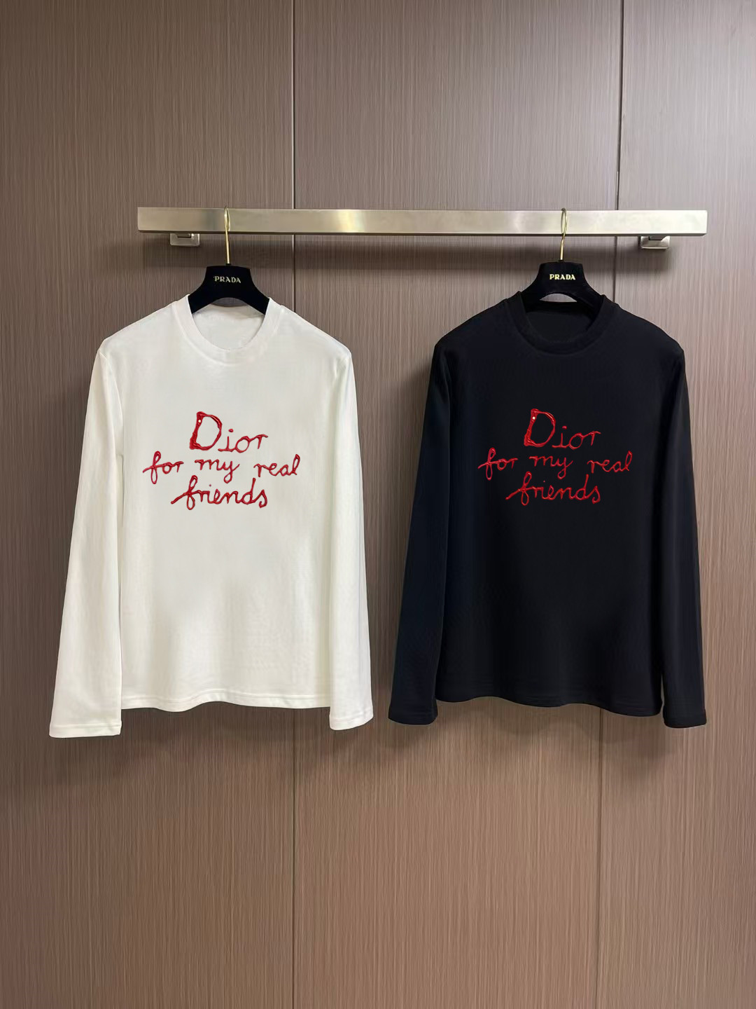 NO:566189,'Dior' Autumn and Winter counter new fashion casual bottoming long-sleeved T-shirt, made of high-density pure cotton fabric, exquisite original logo, excellent comfort and breathability, excellent softness, whether worn alone or as an inner layer, it is very handsome, consistent with men's practical dressing habits, pursuing luxury, noble and elegant style, creating extraordinary men's taste, the visual effect is very good, extremely high-grade, simple and fashionable, a must-have choice for leisure and business!  Color White Black Size S MLXL XXL Bust 50.55355.558 60.5 Length 69 71 73 7577 Shoulder width 4850.5 53 55.5 58 Sleeve length 58 59 60 6061 Manual measurement, there is an error of 1-3CM, dior, tees, t-shirt, alexander wang19860909《迪奥》 秋冬专柜新款 时尚休闲打底衫长袖T恤,精选高密度纯棉面料,精致原版logo打造,舒适性与透气性兼优,柔软性极佳,无论是单穿或是内搭都是帅气十足,吻合了男性实用穿衣习惯,追求奢华高贵优雅风范,打造不凡男士品味,视觉效果非常赞,档次极高,简约时尚,休闲商务必备之选！ 颜色白色 黑色 码数S MLXL XXL 胸围50.55355.558 60.5 衣长 69 71 73 7577 肩宽 4850.5 53 55.5 58 袖长 58 59 60 6061 手工测量,有1-3CM误差,,dior,tees，t-shirt,alexander wang,Men's clothing