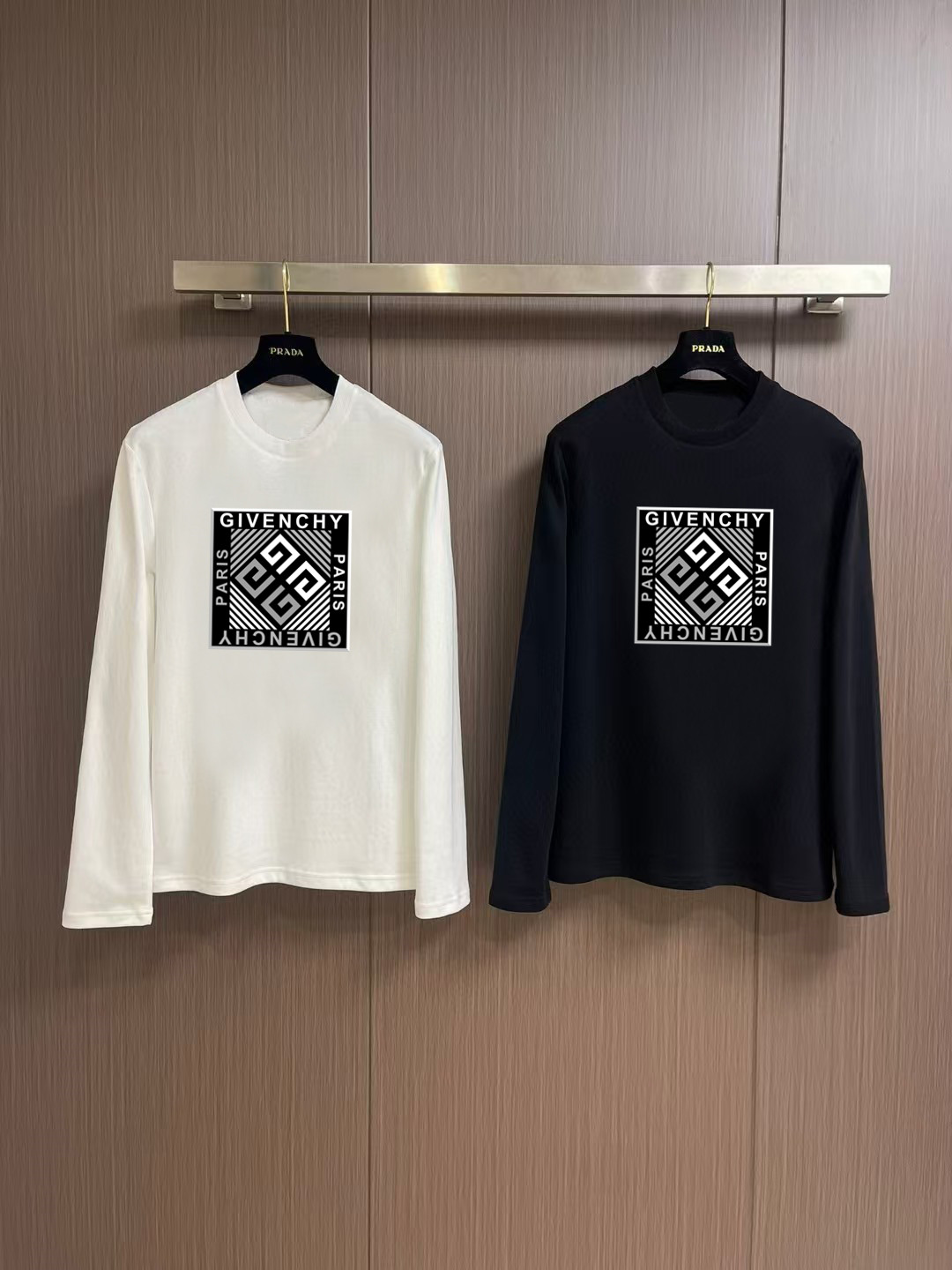 NO:566201,'Givenchy' new autumn and winter counter fashionable casual bottoming long-sleeved T-shirt, made of high-density pure cotton fabrics, exquisite original logo, excellent comfort and breathability, excellent softness, whether worn alone or worn inside, it is very handsome, consistent with men's practical dressing habits, pursuing luxury, noble and elegant style, creating extraordinary men's taste, the visual effect is very good, extremely high-grade, simple and fashionable, a must-have choice for leisure and business!  Color White Black Size S MLXL XXL Bust 50.55355.558 60.5 Length 69 71 73 7577 Shoulder width 4850.5 53 55.5 58 Sleeve length 58 59 60 6061 Manual measurement, there is an error of 1-3CM, givenchy, tees, t-shirt, alexander  wang19860909《纪梵希》 秋冬专柜新款 时尚休闲打底衫长袖T恤,精选高密度纯棉面料,精致原版logo打造,舒适性与透气性兼优,柔软性极佳,无论是单穿或是内搭都是帅气十足,吻合了男性实用穿衣习惯,追求奢华高贵优雅风范,打造不凡男士品味,视觉效果非常赞,档次极高,简约时尚,休闲商务必备之选！ 颜色白色 黑色 码数S MLXL XXL 胸围50.55355.558 60.5 衣长 69 71 73 7577 肩宽 4850.5 53 55.5 58 袖长 58 59 60 6061 手工测量,有1-3CM误差,,givenchy,tees，t-shirt,alexander wang,Men's clothing