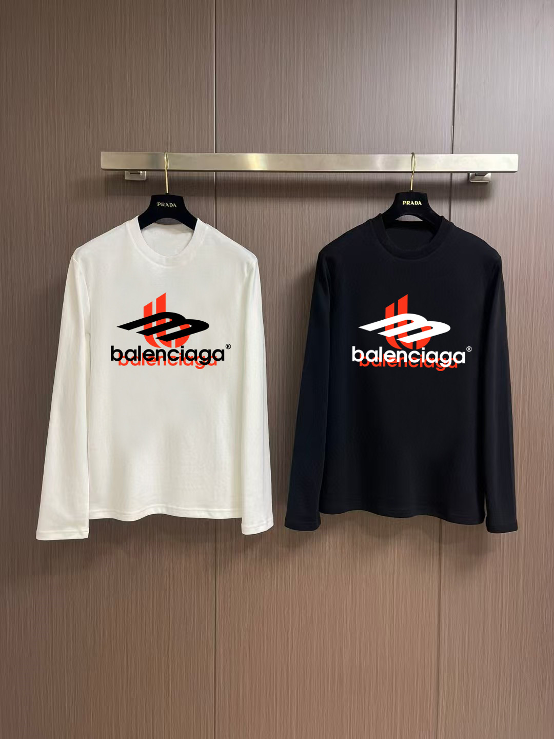 NO:566206,'Balenciaga' autumn and winter counter new fashion casual bottoming long-sleeved T-shirt, made of high-density pure cotton fabrics, exquisite original logo, excellent comfort and breathability, excellent softness, whether worn alone or as an inner layer, it is very handsome, consistent with men's practical dressing habits, pursuing luxury, noble and elegant style, creating extraordinary men's taste, the visual effect is very good, extremely high-grade, simple and fashionable, a must-have choice for leisure and business!  Color White Black Size S MLXL XXL Bust 50.55355.558 60.5 Length 69 71 73 7577 Shoulder width 4850.5 53 55.5 58 Sleeve length 58 59 60 6061 Manual measurement, there is an error of 1-3CM, balenciaga, tees, t-shirt, alexander  wang19860909《巴黎世家》 秋冬专柜新款 时尚休闲打底衫长袖T恤,精选高密度纯棉面料,精致原版logo打造,舒适性与透气性兼优,柔软性极佳,无论是单穿或是内搭都是帅气十足,吻合了男性实用穿衣习惯,追求奢华高贵优雅风范,打造不凡男士品味,视觉效果非常赞,档次极高,简约时尚,休闲商务必备之选！ 颜色白色 黑色 码数S MLXL XXL 胸围50.55355.558 60.5 衣长 69 71 73 7577 肩宽 4850.5 53 55.5 58 袖长 58 59 60 6061 手工测量,有1-3CM误差,,balenciaga,tees，t-shirt,alexander wang,Men's clothing
