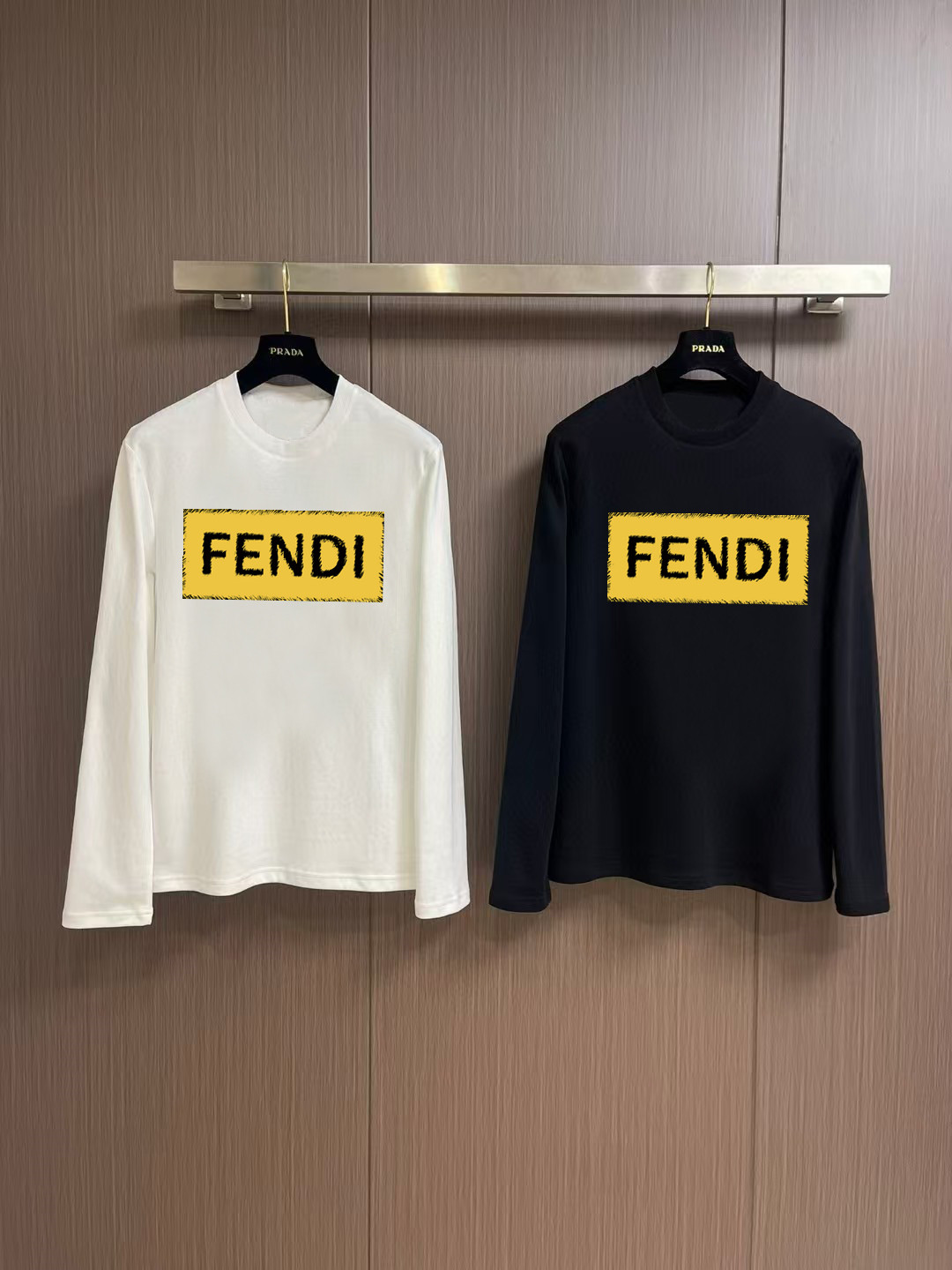 NO:566211,'Fendi' autumn and winter counter new fashion casual bottoming long-sleeved T-shirt, made of high-density pure cotton fabric, exquisite original logo, excellent comfort and breathability, excellent softness, whether worn alone or with inner layer, it is very handsome, consistent with men's practical dressing habits, pursuit of luxury, noble and elegant style, creating extraordinary men's taste, the visual effect is very good, extremely high-grade, simple and fashionable, a must-have choice for leisure and business!  Color White Black Size S MLXL XXL Bust 50.55355.558 60.5 Length 69 71 73 7577 Shoulder width 4850.5 53 55.5 58 Sleeve length 58 59 60 6061 Manual measurement, there is an error of 1-3CM, fendi, tees, t-shirt, alexander wang19860909《芬迪》 秋冬专柜新款 时尚休闲打底衫长袖T恤,精选高密度纯棉面料,精致原版logo打造,舒适性与透气性兼优,柔软性极佳,无论是单穿或是内搭都是帅气十足,吻合了男性实用穿衣习惯,追求奢华高贵优雅风范,打造不凡男士品味,视觉效果非常赞,档次极高,简约时尚,休闲商务必备之选！ 颜色白色 黑色 码数S MLXL XXL 胸围50.55355.558 60.5 衣长 69 71 73 7577 肩宽 4850.5 53 55.5 58 袖长 58 59 60 6061 手工测量,有1-3CM误差,,fendi,tees，t-shirt,alexander wang,Men's clothing