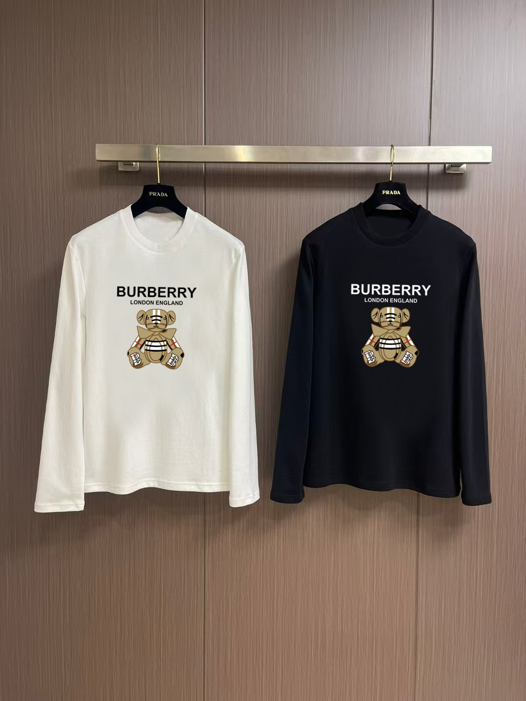 NO:566216,'Burberry' autumn and winter counter new style fashionable casual bottoming long-sleeved T-shirt, made of high-density pure cotton fabric, exquisite original logo, excellent comfort and breathability, excellent softness, whether worn alone or with inner layers, it is very handsome, consistent with men's practical dressing habits, pursuing luxury, noble and elegant style, creating extraordinary men's taste, the visual effect is very good, extremely high-grade, simple and fashionable, a must-have choice for leisure and business!  Color White Black Size S MLXL XXL Bust 50.55355.558 60.5 Length 69 71 73 7577 Shoulder width 4850.5 53 55.5 58 Sleeve length 58 59 60 6061 Manual measurement, there is an error of 1-3CM, burberry, tees, t-shirt, alexander wang19860909《巴宝莉》 秋冬专柜新款 时尚休闲打底衫长袖T恤,精选高密度纯棉面料,精致原版logo打造,舒适性与透气性兼优,柔软性极佳,无论是单穿或是内搭都是帅气十足,吻合了男性实用穿衣习惯,追求奢华高贵优雅风范,打造不凡男士品味,视觉效果非常赞,档次极高,简约时尚,休闲商务必备之选！ 颜色白色 黑色 码数S MLXL XXL 胸围50.55355.558 60.5 衣长 69 71 73 7577 肩宽 4850.5 53 55.5 58 袖长 58 59 60 6061 手工测量,有1-3CM误差,,burberry,tees，t-shirt,alexander wang,Men's clothing