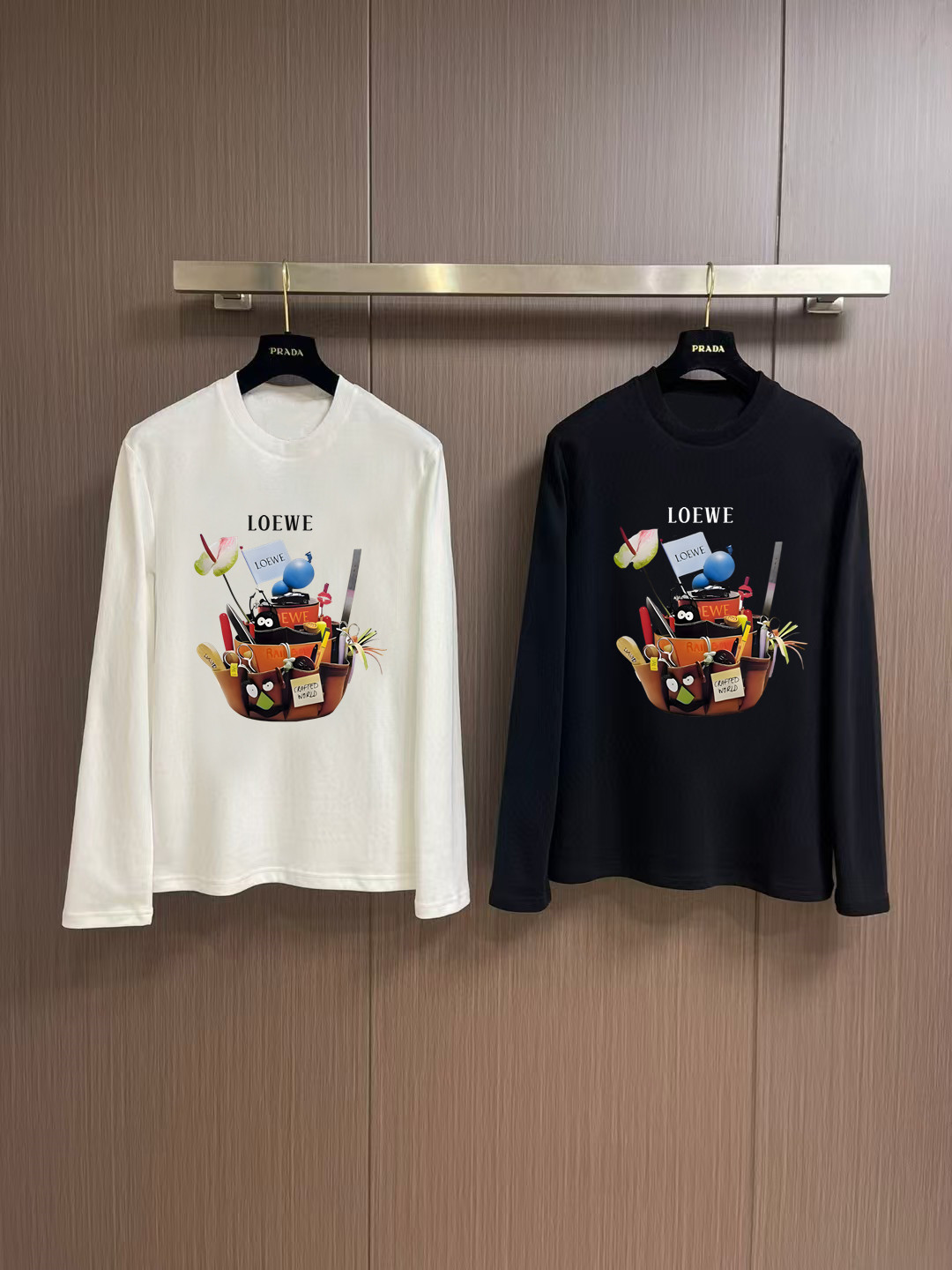 NO:566230,'Loewe' autumn and winter counter new style fashionable casual bottoming long-sleeved T-shirt, made of high-density pure cotton fabric, exquisite original logo, excellent comfort and breathability, excellent softness, whether worn alone or worn inside, it is very handsome, consistent with men's practical dressing habits, pursuing luxury, noble and elegant style, creating extraordinary men's taste, the visual effect is very good, extremely high-grade, simple and fashionable, a must-have choice for leisure and business!  Color White Black Size S MLXL XXL Bust 50.55355.558 60.5 Length 69 71 73 7577 Shoulder width 4850.5 53 55.5 58 Sleeve length 58 59 60 6061 Manual measurement, there is an error of 1-3CM, loewe, tees, t-shirt, alexander  wang19860909《罗意威》 秋冬专柜新款 时尚休闲打底衫长袖T恤,精选高密度纯棉面料,精致原版logo打造,舒适性与透气性兼优,柔软性极佳,无论是单穿或是内搭都是帅气十足,吻合了男性实用穿衣习惯,追求奢华高贵优雅风范,打造不凡男士品味,视觉效果非常赞,档次极高,简约时尚,休闲商务必备之选！ 颜色白色 黑色 码数S MLXL XXL 胸围50.55355.558 60.5 衣长 69 71 73 7577 肩宽 4850.5 53 55.5 58 袖长 58 59 60 6061 手工测量,有1-3CM误差,,loewe,tees，t-shirt,alexander wang,Men's clothing