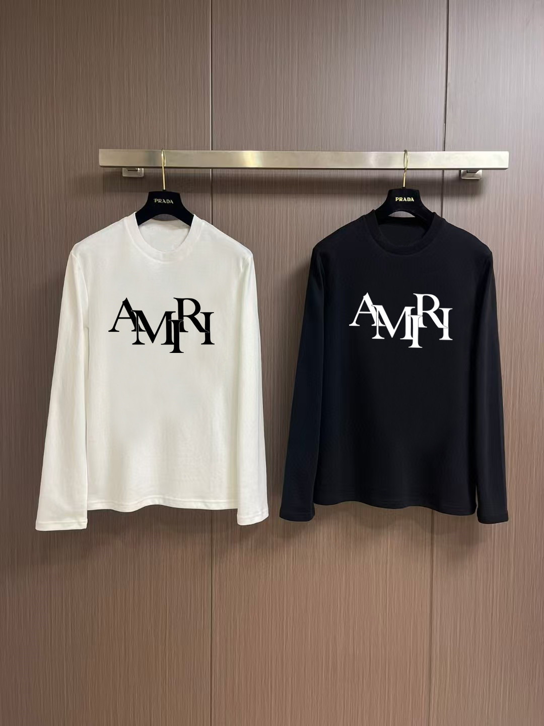 NO:566242,'AMIRI' new autumn and winter counter, fashionable casual bottoming long-sleeved T-shirt, made of high-density pure cotton fabric with exquisite original logo, excellent in comfort and breathability, and excellent softness. It is very handsome whether worn alone or as an inner layer. It conforms to men's practical dressing habits, pursues luxury, noble and elegant style, creates extraordinary men's taste, the visual effect is very good, the grade is very high, simple and fashionable, a must-have choice for leisure and business!  Color White Black Size S MLXL XXL Bust 50.55355.558 60.5 Length 69 71 73 7577 Shoulder width 4850.5 53 55.5 58 Sleeve length 58 59 60 6061 Manual measurement, there is an error of 1-3CM, amiri, tees, t-shirt, alexander wang19860909《AMIRI》 秋冬专柜新款 时尚休闲打底衫长袖T恤,精选高密度纯棉面料,精致原版logo打造,舒适性与透气性兼优,柔软性极佳,无论是单穿或是内搭都是帅气十足,吻合了男性实用穿衣习惯,追求奢华高贵优雅风范,打造不凡男士品味,视觉效果非常赞,档次极高,简约时尚,休闲商务必备之选！ 颜色白色 黑色 码数S MLXL XXL 胸围50.55355.558 60.5 衣长 69 71 73 7577 肩宽 4850.5 53 55.5 58 袖长 58 59 60 6061 手工测量,有1-3CM误差,,amiri,tees，t-shirt,alexander wang,Men's clothing