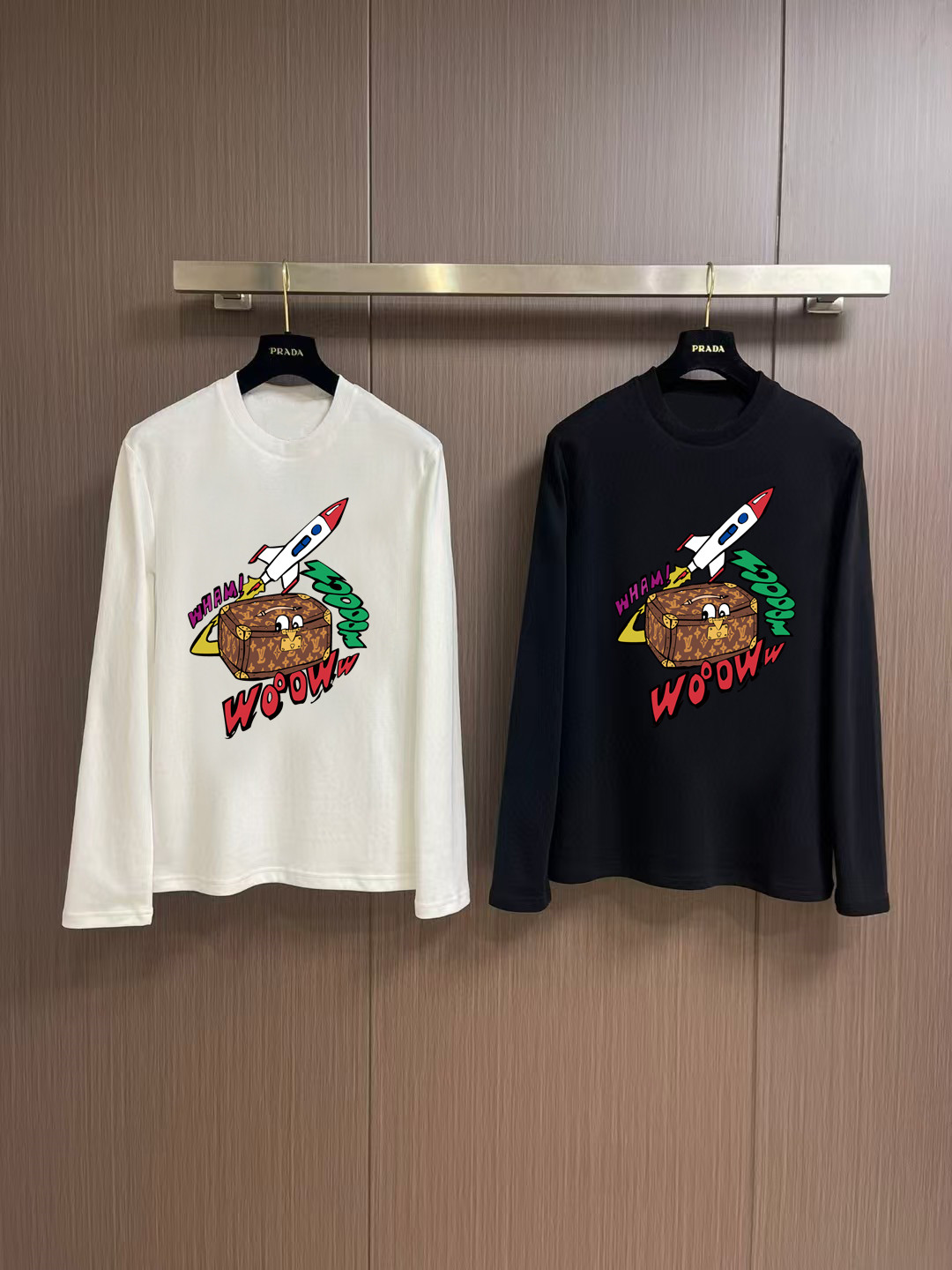 NO:566246,'Louis Vuitton' new autumn and winter counter, fashionable casual bottoming long-sleeved T-shirt, made of high-density pure cotton fabric, exquisite original logo, excellent comfort and breathability, excellent softness, whether worn alone or as an inner layer, it is very handsome, in line with men's practical dressing habits, pursuing luxury, noble and elegant style, creating extraordinary men's taste, the visual effect is very good, extremely high-grade, simple and fashionable, a must-have choice for leisure and business!  Color White Black Size S MLXL XXL Bust 50.55355.558 60.5 Clothing length 69 71 73 7577 Shoulder width 4850.5 53 55.5 58 Sleeve length 58 59 60 6061 Manual measurement, there is an error of 1-3CM, Louis  vuitton,tees,t-shirt,alexander wang19860909《路易威登》 秋冬专柜新款 时尚休闲打底衫长袖T恤,精选高密度纯棉面料,精致原版logo打造,舒适性与透气性兼优,柔软性极佳,无论是单穿或是内搭都是帅气十足,吻合了男性实用穿衣习惯,追求奢华高贵优雅风范,打造不凡男士品味,视觉效果非常赞,档次极高,简约时尚,休闲商务必备之选！ 颜色白色 黑色 码数S MLXL XXL 胸围50.55355.558 60.5 衣长 69 71 73 7577 肩宽 4850.5 53 55.5 58 袖长 58 59 60 6061 手工测量,有1-3CM误差,,louis vuitton,tees，t-shirt,alexander wang,Men's clothing