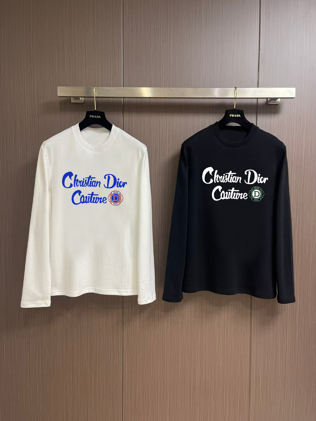 NO:566250,'Dior' Autumn and Winter counter new fashion casual bottoming long-sleeved T-shirt, made of high-density pure cotton fabric, exquisite original logo, excellent comfort and breathability, excellent softness, whether worn alone or as an inner layer, it is very handsome, consistent with men's practical dressing habits, pursuing luxury, noble and elegant style, creating extraordinary men's taste, the visual effect is very good, extremely high-grade, simple and fashionable, a must-have choice for leisure and business!  Color White Black Size S MLXL XXL Bust 50.55355.558 60.5 Length 69 71 73 7577 Shoulder width 4850.5 53 55.5 58 Sleeve length 58 59 60 6061 Manual measurement, there is an error of 1-3CM, dior, tees, t-shirt, alexander wang19860909《迪奥》 秋冬专柜新款 时尚休闲打底衫长袖T恤,精选高密度纯棉面料,精致原版logo打造,舒适性与透气性兼优,柔软性极佳,无论是单穿或是内搭都是帅气十足,吻合了男性实用穿衣习惯,追求奢华高贵优雅风范,打造不凡男士品味,视觉效果非常赞,档次极高,简约时尚,休闲商务必备之选！ 颜色白色 黑色 码数S MLXL XXL 胸围50.55355.558 60.5 衣长 69 71 73 7577 肩宽 4850.5 53 55.5 58 袖长 58 59 60 6061 手工测量,有1-3CM误差,,dior,tees，t-shirt,alexander wang,Men's clothing