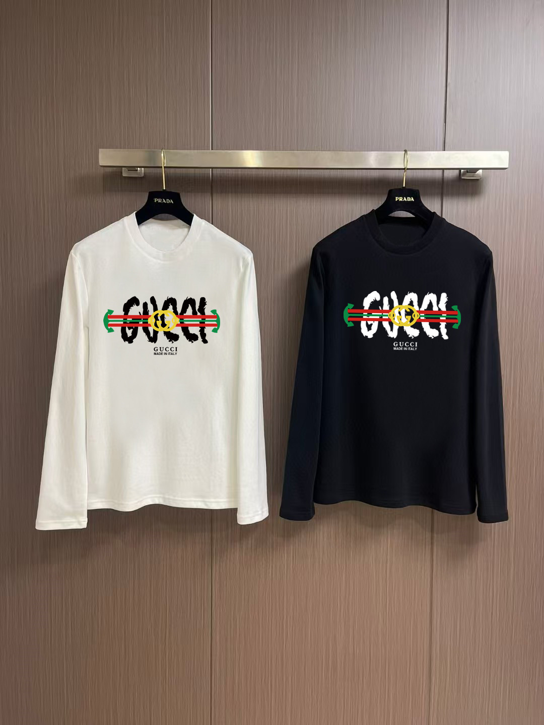 NO:566237,'Gucci' autumn and winter counter new fashion casual bottoming long-sleeved T-shirt, made of high-density pure cotton fabrics, made with exquisite original logo, excellent in comfort and breathability, and excellent softness. Whether worn alone or as an inner layer, it is very handsome, in line with men's practical dressing habits, pursuing luxury, noble and elegant style, creating extraordinary men's taste, the visual effect is very good, extremely high-grade, simple and fashionable, a must-have choice for leisure and business!  Color White Black Size S MLXL XXL Bust 50.55355.558 60.5 Length 69 71 73 7577 Shoulder width 4850.5 53 55.5 58 Sleeve length 58 59 60 6061 Manual measurement, there is an error of 1-3CM, tees, t-shirt, alexander wang19860909《古奇》 秋冬专柜新款 时尚休闲打底衫长袖T恤,精选高密度纯棉面料,精致原版logo打造,舒适性与透气性兼优,柔软性极佳,无论是单穿或是内搭都是帅气十足,吻合了男性实用穿衣习惯,追求奢华高贵优雅风范,打造不凡男士品味,视觉效果非常赞,档次极高,简约时尚,休闲商务必备之选！ 颜色白色 黑色 码数S MLXL XXL 胸围50.55355.558 60.5 衣长 69 71 73 7577 肩宽 4850.5 53 55.5 58 袖长 58 59 60 6061 手工测量,有1-3CM误差,,tees，t-shirt,alexander wang,Men's clothing