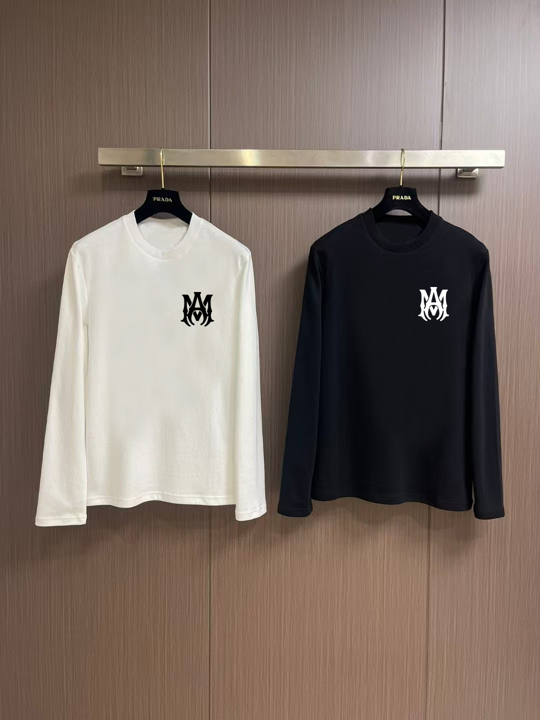 NO:566247,'AMIRI' new autumn and winter counter, fashionable casual bottoming long-sleeved T-shirt, made of high-density pure cotton fabric with exquisite original logo, excellent in comfort and breathability, and excellent softness. It is very handsome whether worn alone or as an inner layer. It conforms to men's practical dressing habits, pursues luxury, noble and elegant style, creates extraordinary men's taste, the visual effect is very good, the grade is very high, simple and fashionable, a must-have choice for leisure and business!  Color White Black Size S MLXL XXL Bust 50.55355.558 60.5 Length 69 71 73 7577 Shoulder width 4850.5 53 55.5 58 Sleeve length 58 59 60 6061 Manual measurement, there is an error of 1-3CM, amiri, tees, t-shirt, alexander wang19860909《AMIRI》 秋冬专柜新款 时尚休闲打底衫长袖T恤,精选高密度纯棉面料,精致原版logo打造,舒适性与透气性兼优,柔软性极佳,无论是单穿或是内搭都是帅气十足,吻合了男性实用穿衣习惯,追求奢华高贵优雅风范,打造不凡男士品味,视觉效果非常赞,档次极高,简约时尚,休闲商务必备之选！ 颜色白色 黑色 码数S MLXL XXL 胸围50.55355.558 60.5 衣长 69 71 73 7577 肩宽 4850.5 53 55.5 58 袖长 58 59 60 6061 手工测量,有1-3CM误差,,amiri,tees，t-shirt,alexander wang,Men's clothing