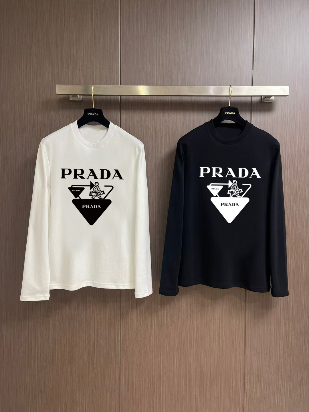NO:566249,'Prada' Autumn and Winter counter new fashion casual bottoming long-sleeved T-shirt, made of high-density pure cotton fabric, exquisite original logo, excellent comfort and breathability, excellent softness, whether worn alone or as an inner layer, it is very handsome, consistent with men's practical dressing habits, pursuing luxury, noble and elegant style, creating extraordinary men's taste, the visual effect is very good, extremely high-grade, simple and fashionable, a must-have choice for leisure and business!  Color White Black Size S MLXL XXL Bust 50.55355.558 60.5 Length 69 71 73 7577 Shoulder width 4850.5 53 55.5 58 Sleeve length 58 59 60 6061 Manual measurement, there is an error of 1-3CM, prada, tees, t-shirt, alexander wang19860909《普拉达》 秋冬专柜新款 时尚休闲打底衫长袖T恤,精选高密度纯棉面料,精致原版logo打造,舒适性与透气性兼优,柔软性极佳,无论是单穿或是内搭都是帅气十足,吻合了男性实用穿衣习惯,追求奢华高贵优雅风范,打造不凡男士品味,视觉效果非常赞,档次极高,简约时尚,休闲商务必备之选！ 颜色白色 黑色 码数S MLXL XXL 胸围50.55355.558 60.5 衣长 69 71 73 7577 肩宽 4850.5 53 55.5 58 袖长 58 59 60 6061 手工测量,有1-3CM误差,,prada,tees，t-shirt,alexander wang,Men's clothing