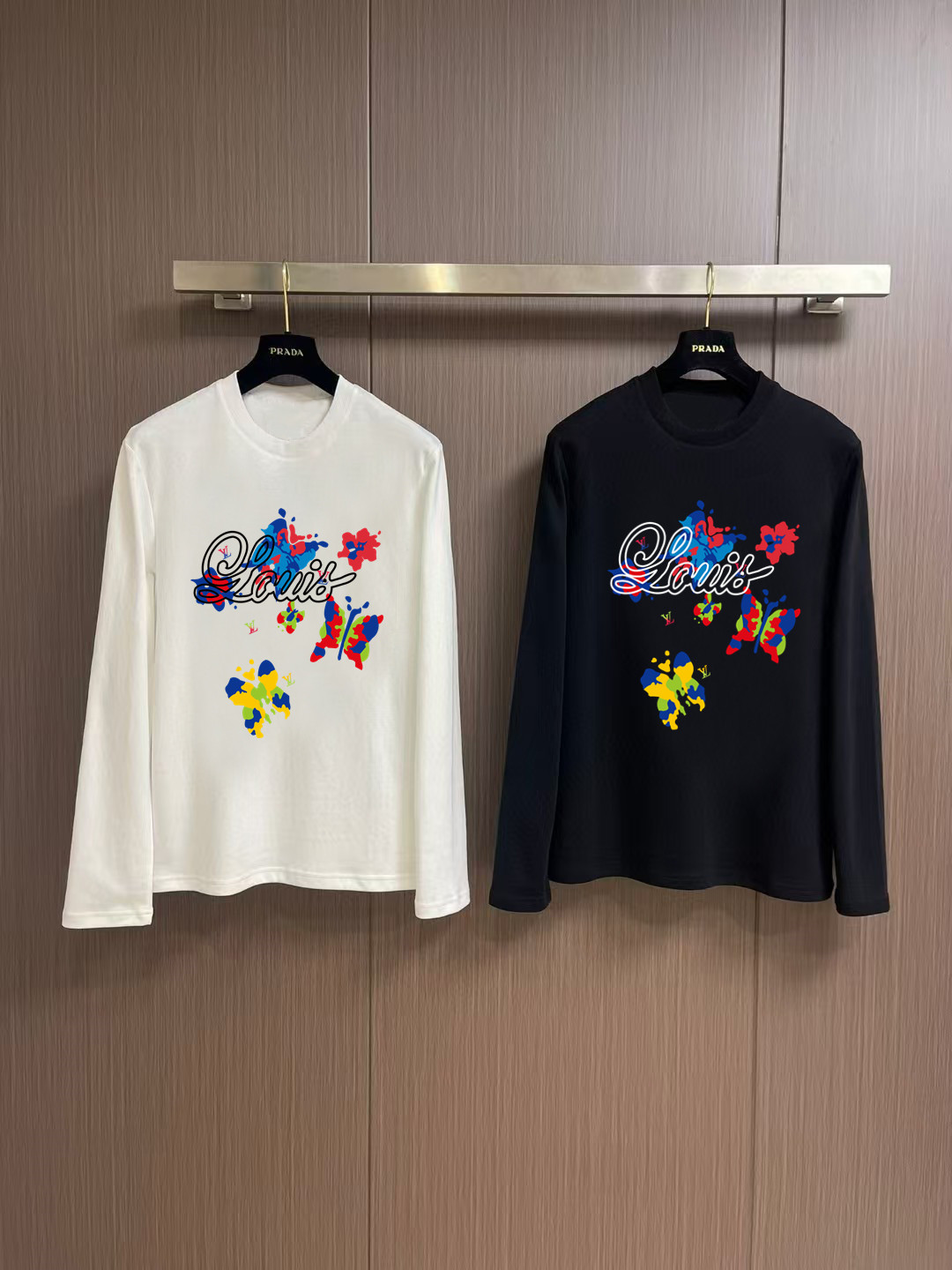 NO:566251,'Louis Vuitton' new autumn and winter counter, fashionable casual bottoming long-sleeved T-shirt, made of high-density pure cotton fabric, exquisite original logo, excellent comfort and breathability, excellent softness, whether worn alone or as an inner layer, it is very handsome, in line with men's practical dressing habits, pursuing luxury, noble and elegant style, creating extraordinary men's taste, the visual effect is very good, extremely high-grade, simple and fashionable, a must-have choice for leisure and business!  Color White Black Size S MLXL XXL Bust 50.55355.558 60.5 Clothing length 69 71 73 7577 Shoulder width 4850.5 53 55.5 58 Sleeve length 58 59 60 6061 Manual measurement, there is an error of 1-3CM, Louis  vuitton,tees,t-shirt,alexander wang19860909《路易威登》 秋冬专柜新款 时尚休闲打底衫长袖T恤,精选高密度纯棉面料,精致原版logo打造,舒适性与透气性兼优,柔软性极佳,无论是单穿或是内搭都是帅气十足,吻合了男性实用穿衣习惯,追求奢华高贵优雅风范,打造不凡男士品味,视觉效果非常赞,档次极高,简约时尚,休闲商务必备之选！ 颜色白色 黑色 码数S MLXL XXL 胸围50.55355.558 60.5 衣长 69 71 73 7577 肩宽 4850.5 53 55.5 58 袖长 58 59 60 6061 手工测量,有1-3CM误差,,louis vuitton,tees，t-shirt,alexander wang,Men's clothing