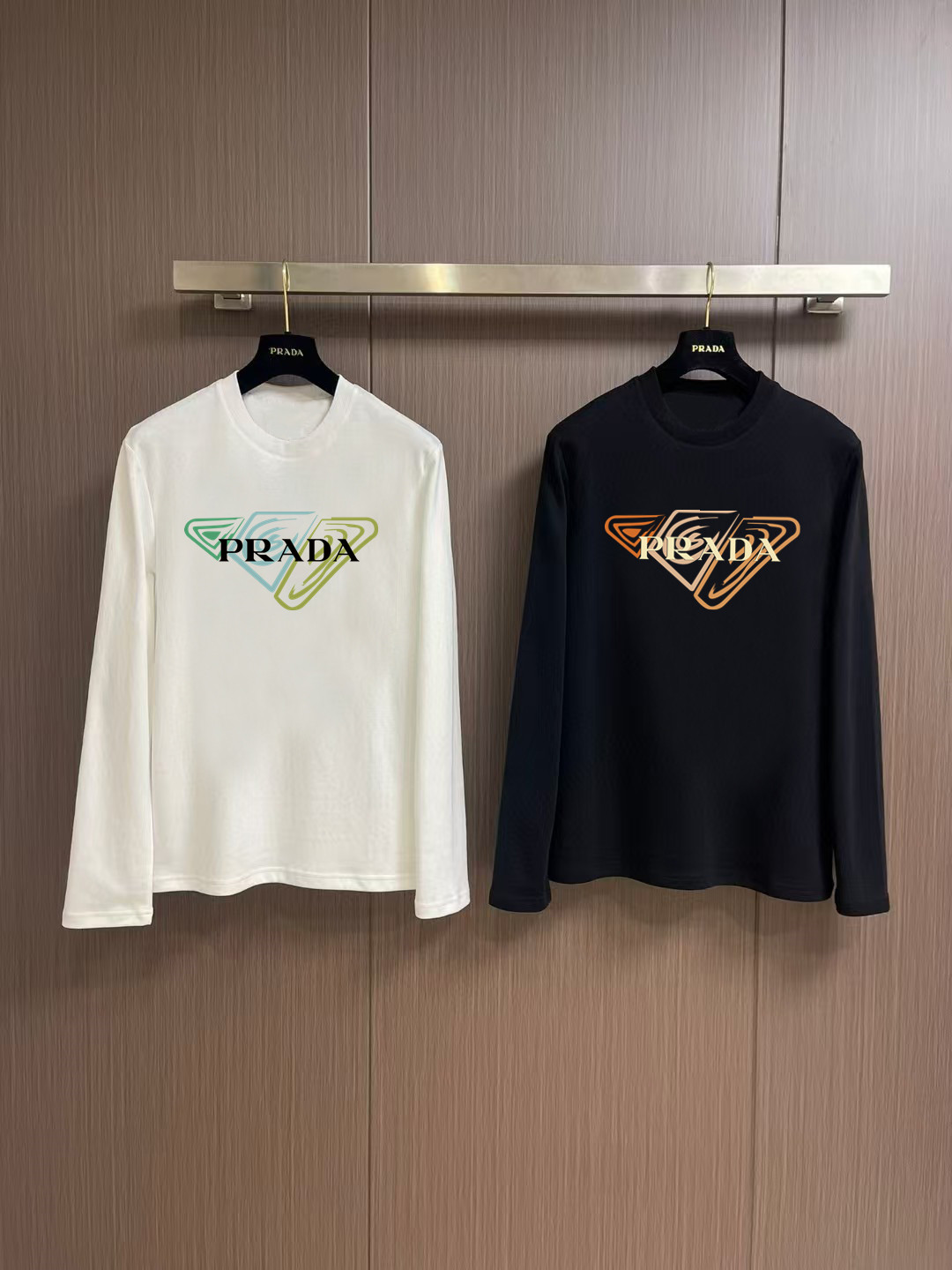 NO:566258,'Prada' Autumn and Winter counter new fashion casual bottoming long-sleeved T-shirt, made of high-density pure cotton fabric, exquisite original logo, excellent comfort and breathability, excellent softness, whether worn alone or as an inner layer, it is very handsome, consistent with men's practical dressing habits, pursuing luxury, noble and elegant style, creating extraordinary men's taste, the visual effect is very good, extremely high-grade, simple and fashionable, a must-have choice for leisure and business!  Color White Black Size S MLXL XXL Bust 50.55355.558 60.5 Length 69 71 73 7577 Shoulder width 4850.5 53 55.5 58 Sleeve length 58 59 60 6061 Manual measurement, there is an error of 1-3CM, prada, tees, t-shirt, alexander wang19860909《普拉达》 秋冬专柜新款 时尚休闲打底衫长袖T恤,精选高密度纯棉面料,精致原版logo打造,舒适性与透气性兼优,柔软性极佳,无论是单穿或是内搭都是帅气十足,吻合了男性实用穿衣习惯,追求奢华高贵优雅风范,打造不凡男士品味,视觉效果非常赞,档次极高,简约时尚,休闲商务必备之选！ 颜色白色 黑色 码数S MLXL XXL 胸围50.55355.558 60.5 衣长 69 71 73 7577 肩宽 4850.5 53 55.5 58 袖长 58 59 60 6061 手工测量,有1-3CM误差,,prada,tees，t-shirt,alexander wang,Men's clothing