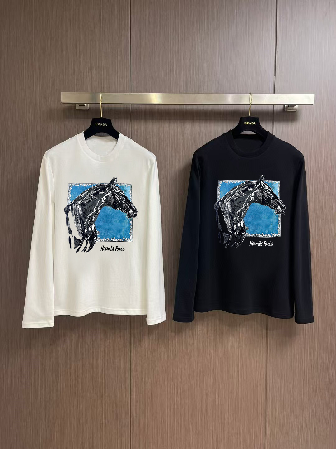 NO:566264,'Hermès' autumn and winter counter new style fashionable casual bottoming long-sleeved T-shirt, made of high-density pure cotton fabric, exquisite original logo, excellent comfort and breathability, excellent softness, whether worn alone or with inner layers, it is very handsome, consistent with men's practical dressing habits, pursuing luxury, noble and elegant style, creating extraordinary men's taste, the visual effect is very good, extremely high-grade, simple and fashionable, a must-have choice for leisure and business!  Color White Black Size S MLXL XXL Bust 50.55355.558 60.5 Length 69 71 73 7577 Shoulder width 4850.5 53 55.5 58 Sleeve length 58 59 60 6061 Manual measurement, there is an error of 1-3CM, hermes, tees, t-shirt, alexander wang19860909《爱马仕》 秋冬专柜新款 时尚休闲打底衫长袖T恤,精选高密度纯棉面料,精致原版logo打造,舒适性与透气性兼优,柔软性极佳,无论是单穿或是内搭都是帅气十足,吻合了男性实用穿衣习惯,追求奢华高贵优雅风范,打造不凡男士品味,视觉效果非常赞,档次极高,简约时尚,休闲商务必备之选！ 颜色白色 黑色 码数S MLXL XXL 胸围50.55355.558 60.5 衣长 69 71 73 7577 肩宽 4850.5 53 55.5 58 袖长 58 59 60 6061 手工测量,有1-3CM误差,,hermes,tees，t-shirt,alexander wang,Men's clothing