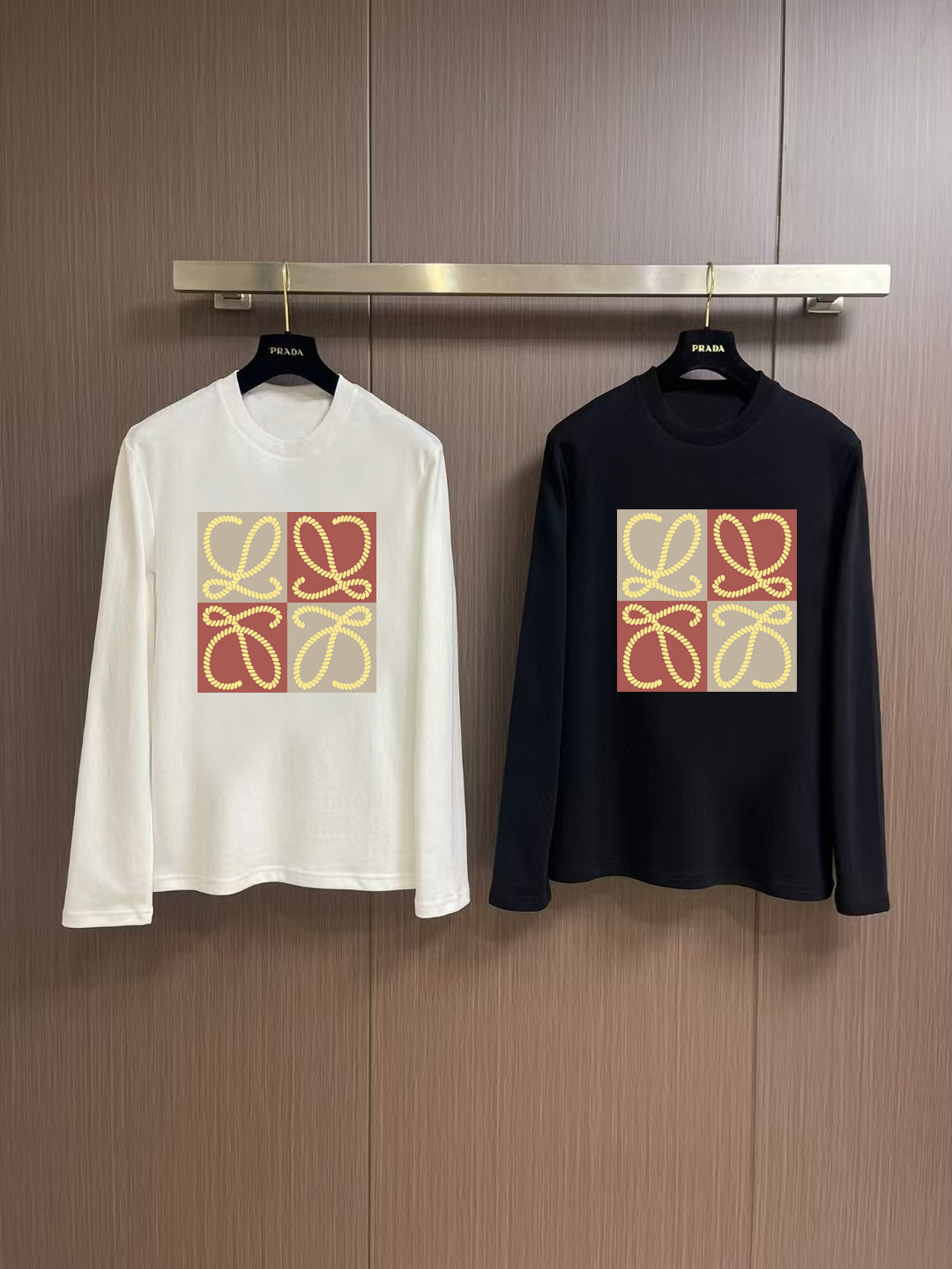 NO:566270,'Loewe' autumn and winter counter new style fashionable casual bottoming long-sleeved T-shirt, made of high-density pure cotton fabric, exquisite original logo, excellent comfort and breathability, excellent softness, whether worn alone or worn inside, it is very handsome, consistent with men's practical dressing habits, pursuing luxury, noble and elegant style, creating extraordinary men's taste, the visual effect is very good, extremely high-grade, simple and fashionable, a must-have choice for leisure and business!  Color White Black Size S MLXL XXL Bust 50.55355.558 60.5 Length 69 71 73 7577 Shoulder width 4850.5 53 55.5 58 Sleeve length 58 59 60 6061 Manual measurement, there is an error of 1-3CM, loewe, tees, t-shirt, alexander  wang19860909《罗意威》 秋冬专柜新款 时尚休闲打底衫长袖T恤,精选高密度纯棉面料,精致原版logo打造,舒适性与透气性兼优,柔软性极佳,无论是单穿或是内搭都是帅气十足,吻合了男性实用穿衣习惯,追求奢华高贵优雅风范,打造不凡男士品味,视觉效果非常赞,档次极高,简约时尚,休闲商务必备之选！ 颜色白色 黑色 码数S MLXL XXL 胸围50.55355.558 60.5 衣长 69 71 73 7577 肩宽 4850.5 53 55.5 58 袖长 58 59 60 6061 手工测量,有1-3CM误差,,loewe,tees，t-shirt,alexander wang,Men's clothing