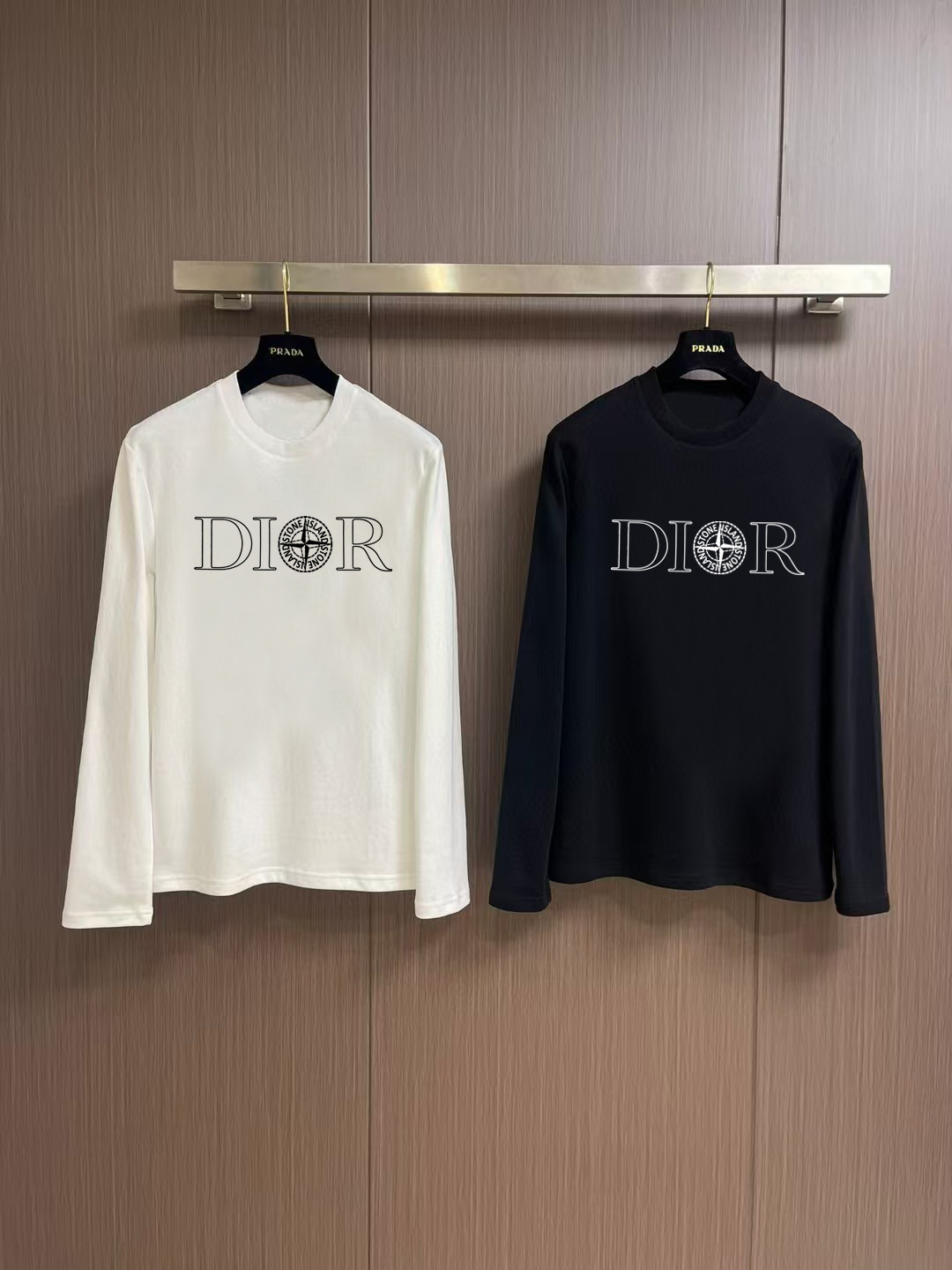 NO:566273,'Dior' Autumn and Winter counter new fashion casual bottoming long-sleeved T-shirt, made of high-density pure cotton fabric, exquisite original logo, excellent comfort and breathability, excellent softness, whether worn alone or as an inner layer, it is very handsome, consistent with men's practical dressing habits, pursuing luxury, noble and elegant style, creating extraordinary men's taste, the visual effect is very good, extremely high-grade, simple and fashionable, a must-have choice for leisure and business!  Color White Black Size S MLXL XXL Bust 50.55355.558 60.5 Length 69 71 73 7577 Shoulder width 4850.5 53 55.5 58 Sleeve length 58 59 60 6061 Manual measurement, there is an error of 1-3CM, dior, tees, t-shirt, alexander wang19860909《迪奥》 秋冬专柜新款 时尚休闲打底衫长袖T恤,精选高密度纯棉面料,精致原版logo打造,舒适性与透气性兼优,柔软性极佳,无论是单穿或是内搭都是帅气十足,吻合了男性实用穿衣习惯,追求奢华高贵优雅风范,打造不凡男士品味,视觉效果非常赞,档次极高,简约时尚,休闲商务必备之选！ 颜色白色 黑色 码数S MLXL XXL 胸围50.55355.558 60.5 衣长 69 71 73 7577 肩宽 4850.5 53 55.5 58 袖长 58 59 60 6061 手工测量,有1-3CM误差,,dior,tees，t-shirt,alexander wang,Men's clothing