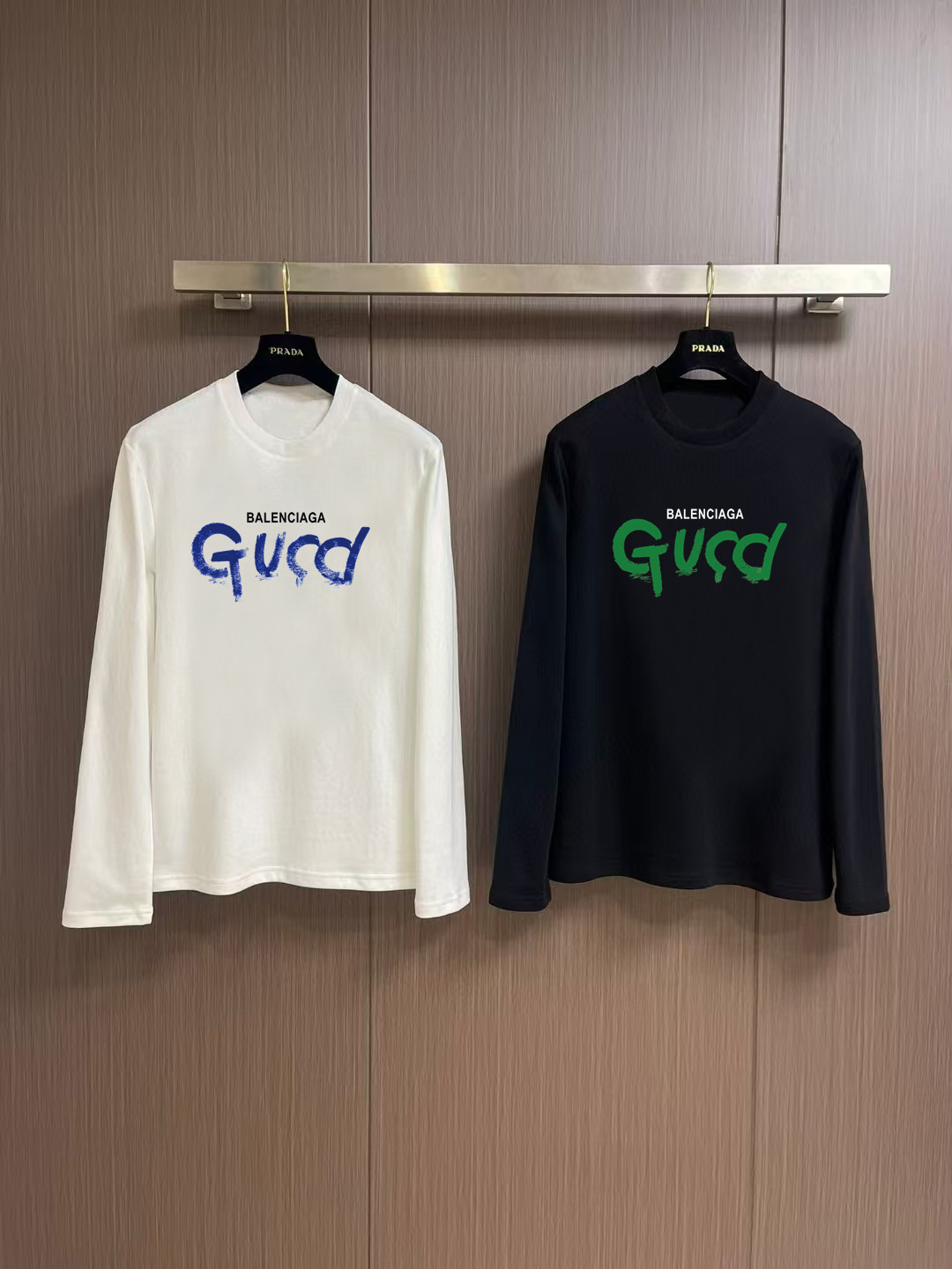 NO:566256,'Gucci' autumn and winter counter new fashion casual bottoming long-sleeved T-shirt, made of high-density pure cotton fabrics, made with exquisite original logo, excellent in comfort and breathability, and excellent softness. Whether worn alone or as an inner layer, it is very handsome, in line with men's practical dressing habits, pursuing luxury, noble and elegant style, creating extraordinary men's taste, the visual effect is very good, extremely high-grade, simple and fashionable, a must-have choice for leisure and business!  Color White Black Size S MLXL XXL Bust 50.55355.558 60.5 Length 69 71 73 7577 Shoulder width 4850.5 53 55.5 58 Sleeve length 58 59 60 6061 Manual measurement, there is an error of 1-3CM, tees, t-shirt, alexander wang19860909《古奇》 秋冬专柜新款 时尚休闲打底衫长袖T恤,精选高密度纯棉面料,精致原版logo打造,舒适性与透气性兼优,柔软性极佳,无论是单穿或是内搭都是帅气十足,吻合了男性实用穿衣习惯,追求奢华高贵优雅风范,打造不凡男士品味,视觉效果非常赞,档次极高,简约时尚,休闲商务必备之选！ 颜色白色 黑色 码数S MLXL XXL 胸围50.55355.558 60.5 衣长 69 71 73 7577 肩宽 4850.5 53 55.5 58 袖长 58 59 60 6061 手工测量,有1-3CM误差,,tees，t-shirt,alexander wang,Men's clothing