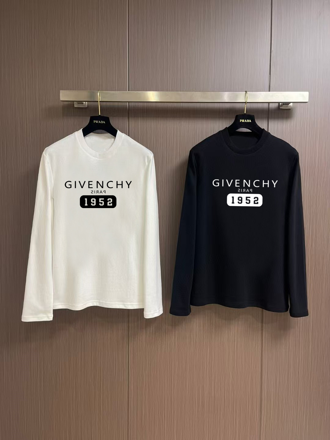 NO:566262,'Givenchy' new autumn and winter counter fashionable casual bottoming long-sleeved T-shirt, made of high-density pure cotton fabrics, exquisite original logo, excellent comfort and breathability, excellent softness, whether worn alone or worn inside, it is very handsome, consistent with men's practical dressing habits, pursuing luxury, noble and elegant style, creating extraordinary men's taste, the visual effect is very good, extremely high-grade, simple and fashionable, a must-have choice for leisure and business!  Color White Black Size S MLXL XXL Bust 50.55355.558 60.5 Length 69 71 73 7577 Shoulder width 4850.5 53 55.5 58 Sleeve length 58 59 60 6061 Manual measurement, there is an error of 1-3CM, givenchy, tees, t-shirt, alexander  wang19860909《纪梵希》 秋冬专柜新款 时尚休闲打底衫长袖T恤,精选高密度纯棉面料,精致原版logo打造,舒适性与透气性兼优,柔软性极佳,无论是单穿或是内搭都是帅气十足,吻合了男性实用穿衣习惯,追求奢华高贵优雅风范,打造不凡男士品味,视觉效果非常赞,档次极高,简约时尚,休闲商务必备之选！ 颜色白色 黑色 码数S MLXL XXL 胸围50.55355.558 60.5 衣长 69 71 73 7577 肩宽 4850.5 53 55.5 58 袖长 58 59 60 6061 手工测量,有1-3CM误差,,givenchy,tees，t-shirt,alexander wang,Men's clothing
