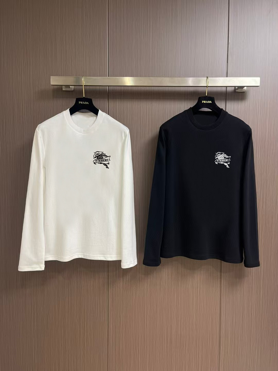 NO:566268,'Burberry' autumn and winter counter new style fashionable casual bottoming long-sleeved T-shirt, made of high-density pure cotton fabric, exquisite original logo, excellent comfort and breathability, excellent softness, whether worn alone or with inner layers, it is very handsome, consistent with men's practical dressing habits, pursuing luxury, noble and elegant style, creating extraordinary men's taste, the visual effect is very good, extremely high-grade, simple and fashionable, a must-have choice for leisure and business!  Color White Black Size S MLXL XXL Bust 50.55355.558 60.5 Length 69 71 73 7577 Shoulder width 4850.5 53 55.5 58 Sleeve length 58 59 60 6061 Manual measurement, there is an error of 1-3CM, burberry, tees, t-shirt, alexander wang19860909《巴宝莉》 秋冬专柜新款 时尚休闲打底衫长袖T恤,精选高密度纯棉面料,精致原版logo打造,舒适性与透气性兼优,柔软性极佳,无论是单穿或是内搭都是帅气十足,吻合了男性实用穿衣习惯,追求奢华高贵优雅风范,打造不凡男士品味,视觉效果非常赞,档次极高,简约时尚,休闲商务必备之选！ 颜色白色 黑色 码数S MLXL XXL 胸围50.55355.558 60.5 衣长 69 71 73 7577 肩宽 4850.5 53 55.5 58 袖长 58 59 60 6061 手工测量,有1-3CM误差,,burberry,tees，t-shirt,alexander wang,Men's clothing