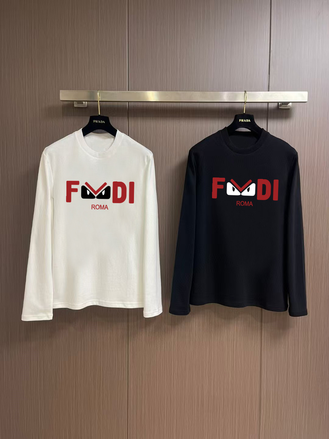 NO:566271,'Fendi' autumn and winter counter new fashion casual bottoming long-sleeved T-shirt, made of high-density pure cotton fabric, exquisite original logo, excellent comfort and breathability, excellent softness, whether worn alone or with inner layer, it is very handsome, consistent with men's practical dressing habits, pursuit of luxury, noble and elegant style, creating extraordinary men's taste, the visual effect is very good, extremely high-grade, simple and fashionable, a must-have choice for leisure and business!  Color White Black Size S MLXL XXL Bust 50.55355.558 60.5 Length 69 71 73 7577 Shoulder width 4850.5 53 55.5 58 Sleeve length 58 59 60 6061 Manual measurement, there is an error of 1-3CM, fendi, tees, t-shirt, alexander wang19860909《芬迪》 秋冬专柜新款 时尚休闲打底衫长袖T恤,精选高密度纯棉面料,精致原版logo打造,舒适性与透气性兼优,柔软性极佳,无论是单穿或是内搭都是帅气十足,吻合了男性实用穿衣习惯,追求奢华高贵优雅风范,打造不凡男士品味,视觉效果非常赞,档次极高,简约时尚,休闲商务必备之选！ 颜色白色 黑色 码数S MLXL XXL 胸围50.55355.558 60.5 衣长 69 71 73 7577 肩宽 4850.5 53 55.5 58 袖长 58 59 60 6061 手工测量,有1-3CM误差,,fendi,tees，t-shirt,alexander wang,Men's clothing