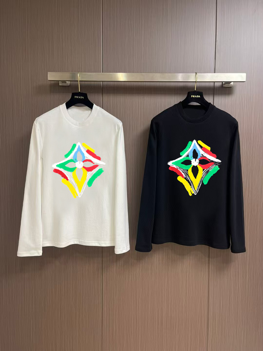 NO:566274,'Louis Vuitton' new autumn and winter counter, fashionable casual bottoming long-sleeved T-shirt, made of high-density pure cotton fabric, exquisite original logo, excellent comfort and breathability, excellent softness, whether worn alone or as an inner layer, it is very handsome, in line with men's practical dressing habits, pursuing luxury, noble and elegant style, creating extraordinary men's taste, the visual effect is very good, extremely high-grade, simple and fashionable, a must-have choice for leisure and business!  Color White Black Size S MLXL XXL Bust 50.55355.558 60.5 Clothing length 69 71 73 7577 Shoulder width 4850.5 53 55.5 58 Sleeve length 58 59 60 6061 Manual measurement, there is an error of 1-3CM, Louis  vuitton,tees,t-shirt,alexander wang19860909《路易威登》 秋冬专柜新款 时尚休闲打底衫长袖T恤,精选高密度纯棉面料,精致原版logo打造,舒适性与透气性兼优,柔软性极佳,无论是单穿或是内搭都是帅气十足,吻合了男性实用穿衣习惯,追求奢华高贵优雅风范,打造不凡男士品味,视觉效果非常赞,档次极高,简约时尚,休闲商务必备之选！ 颜色白色 黑色 码数S MLXL XXL 胸围50.55355.558 60.5 衣长 69 71 73 7577 肩宽 4850.5 53 55.5 58 袖长 58 59 60 6061 手工测量,有1-3CM误差,,louis vuitton,tees，t-shirt,alexander wang,Men's clothing