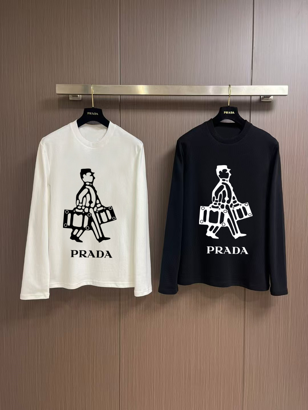 NO:566277,'Prada' Autumn and Winter counter new fashion casual bottoming long-sleeved T-shirt, made of high-density pure cotton fabric, exquisite original logo, excellent comfort and breathability, excellent softness, whether worn alone or as an inner layer, it is very handsome, consistent with men's practical dressing habits, pursuing luxury, noble and elegant style, creating extraordinary men's taste, the visual effect is very good, extremely high-grade, simple and fashionable, a must-have choice for leisure and business!  Color White Black Size S MLXL XXL Bust 50.55355.558 60.5 Length 69 71 73 7577 Shoulder width 4850.5 53 55.5 58 Sleeve length 58 59 60 6061 Manual measurement, there is an error of 1-3CM, prada, tees, t-shirt, alexander wang19860909《普拉达》 秋冬专柜新款 时尚休闲打底衫长袖T恤,精选高密度纯棉面料,精致原版logo打造,舒适性与透气性兼优,柔软性极佳,无论是单穿或是内搭都是帅气十足,吻合了男性实用穿衣习惯,追求奢华高贵优雅风范,打造不凡男士品味,视觉效果非常赞,档次极高,简约时尚,休闲商务必备之选！ 颜色白色 黑色 码数S MLXL XXL 胸围50.55355.558 60.5 衣长 69 71 73 7577 肩宽 4850.5 53 55.5 58 袖长 58 59 60 6061 手工测量,有1-3CM误差,,prada,tees，t-shirt,alexander wang,Men's clothing