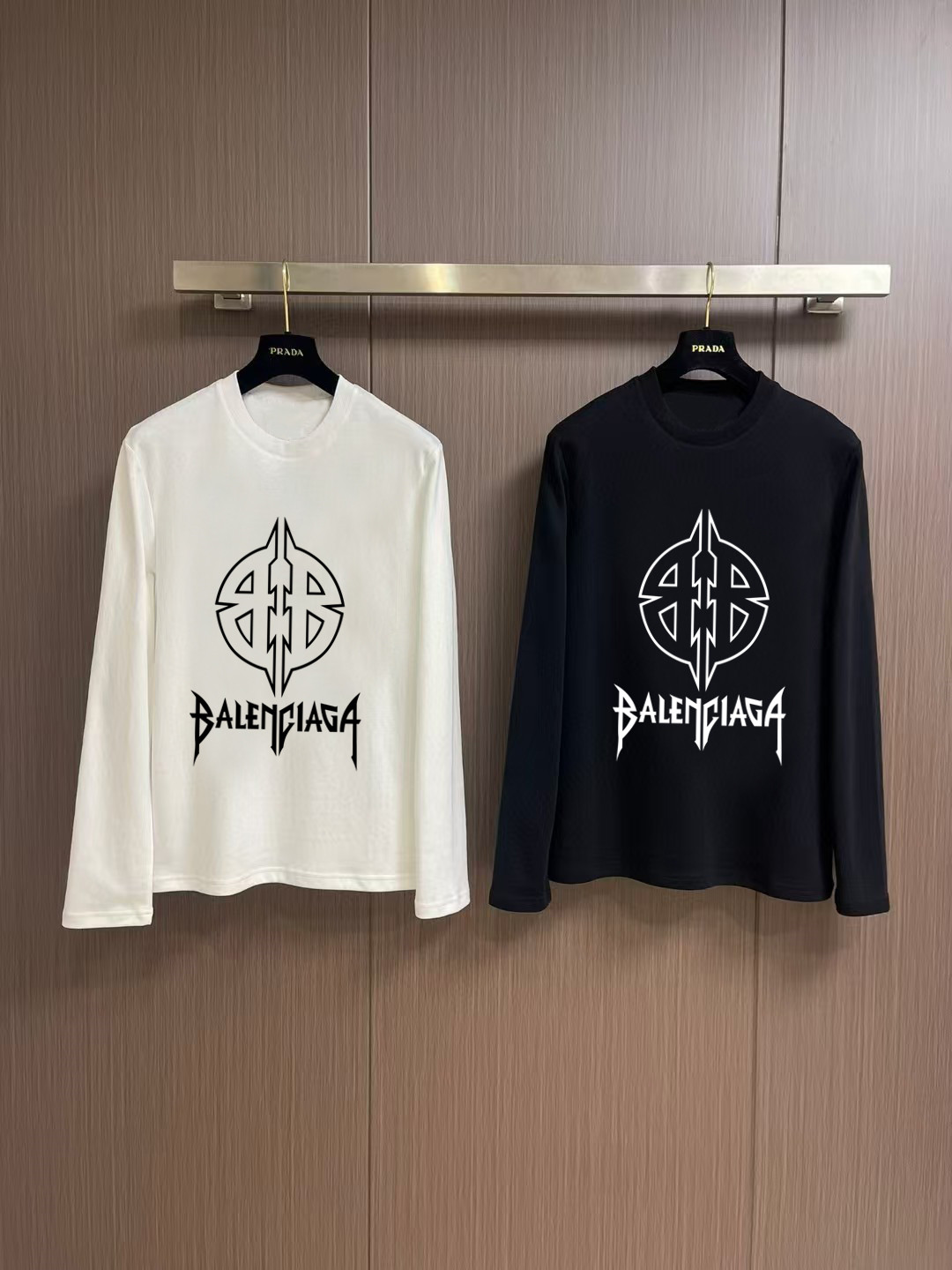 NO:566266,'Balenciaga' autumn and winter counter new fashion casual bottoming long-sleeved T-shirt, made of high-density pure cotton fabrics, exquisite original logo, excellent comfort and breathability, excellent softness, whether worn alone or as an inner layer, it is very handsome, consistent with men's practical dressing habits, pursuing luxury, noble and elegant style, creating extraordinary men's taste, the visual effect is very good, extremely high-grade, simple and fashionable, a must-have choice for leisure and business!  Color White Black Size S MLXL XXL Bust 50.55355.558 60.5 Length 69 71 73 7577 Shoulder width 4850.5 53 55.5 58 Sleeve length 58 59 60 6061 Manual measurement, there is an error of 1-3CM, balenciaga, tees, t-shirt, alexander  wang19860909《巴黎世家》 秋冬专柜新款 时尚休闲打底衫长袖T恤,精选高密度纯棉面料,精致原版logo打造,舒适性与透气性兼优,柔软性极佳,无论是单穿或是内搭都是帅气十足,吻合了男性实用穿衣习惯,追求奢华高贵优雅风范,打造不凡男士品味,视觉效果非常赞,档次极高,简约时尚,休闲商务必备之选！ 颜色白色 黑色 码数S MLXL XXL 胸围50.55355.558 60.5 衣长 69 71 73 7577 肩宽 4850.5 53 55.5 58 袖长 58 59 60 6061 手工测量,有1-3CM误差,,balenciaga,tees，t-shirt,alexander wang,Men's clothing