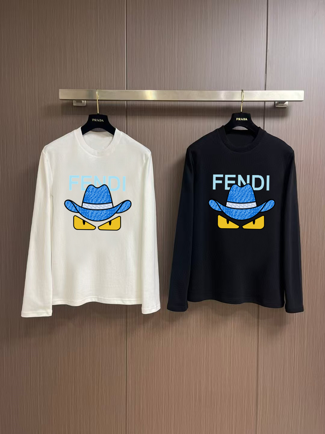 NO:566275,'Fendi' autumn and winter counter new fashion casual bottoming long-sleeved T-shirt, made of high-density pure cotton fabric, exquisite original logo, excellent comfort and breathability, excellent softness, whether worn alone or with inner layer, it is very handsome, consistent with men's practical dressing habits, pursuit of luxury, noble and elegant style, creating extraordinary men's taste, the visual effect is very good, extremely high-grade, simple and fashionable, a must-have choice for leisure and business!  Color White Black Size S MLXL XXL Bust 50.55355.558 60.5 Length 69 71 73 7577 Shoulder width 4850.5 53 55.5 58 Sleeve length 58 59 60 6061 Manual measurement, there is an error of 1-3CM, fendi, tees, t-shirt, alexander wang19860909《芬迪》 秋冬专柜新款 时尚休闲打底衫长袖T恤,精选高密度纯棉面料,精致原版logo打造,舒适性与透气性兼优,柔软性极佳,无论是单穿或是内搭都是帅气十足,吻合了男性实用穿衣习惯,追求奢华高贵优雅风范,打造不凡男士品味,视觉效果非常赞,档次极高,简约时尚,休闲商务必备之选！ 颜色白色 黑色 码数S MLXL XXL 胸围50.55355.558 60.5 衣长 69 71 73 7577 肩宽 4850.5 53 55.5 58 袖长 58 59 60 6061 手工测量,有1-3CM误差,,fendi,tees，t-shirt,alexander wang,Men's clothing