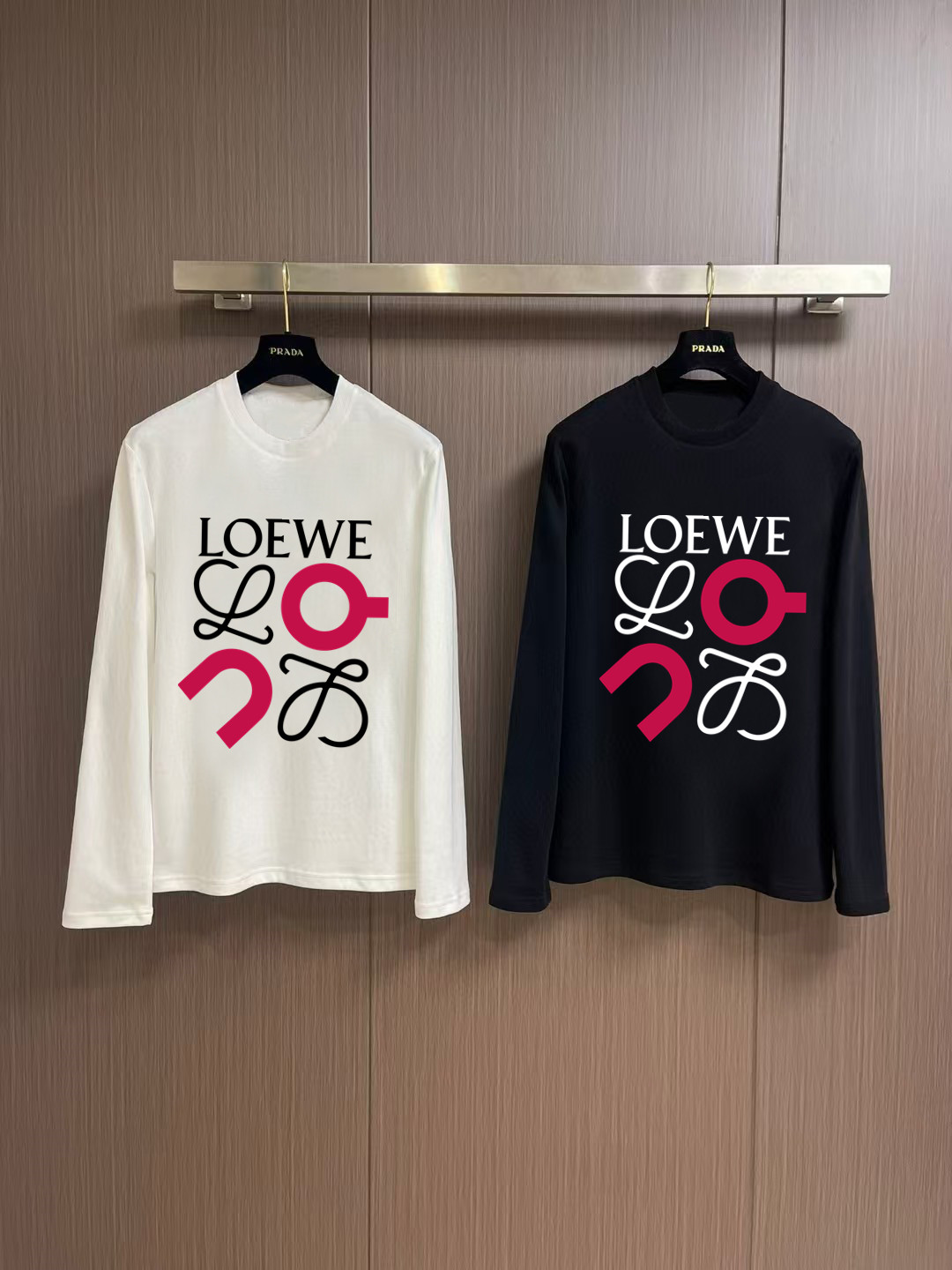 NO:566278,'Loewe' autumn and winter counter new style fashionable casual bottoming long-sleeved T-shirt, made of high-density pure cotton fabric, exquisite original logo, excellent comfort and breathability, excellent softness, whether worn alone or worn inside, it is very handsome, consistent with men's practical dressing habits, pursuing luxury, noble and elegant style, creating extraordinary men's taste, the visual effect is very good, extremely high-grade, simple and fashionable, a must-have choice for leisure and business!  Color White Black Size S MLXL XXL Bust 50.55355.558 60.5 Length 69 71 73 7577 Shoulder width 4850.5 53 55.5 58 Sleeve length 58 59 60 6061 Manual measurement, there is an error of 1-3CM, loewe, tees, t-shirt, alexander  wang19860909《罗意威》 秋冬专柜新款 时尚休闲打底衫长袖T恤,精选高密度纯棉面料,精致原版logo打造,舒适性与透气性兼优,柔软性极佳,无论是单穿或是内搭都是帅气十足,吻合了男性实用穿衣习惯,追求奢华高贵优雅风范,打造不凡男士品味,视觉效果非常赞,档次极高,简约时尚,休闲商务必备之选！ 颜色白色 黑色 码数S MLXL XXL 胸围50.55355.558 60.5 衣长 69 71 73 7577 肩宽 4850.5 53 55.5 58 袖长 58 59 60 6061 手工测量,有1-3CM误差,,loewe,tees，t-shirt,alexander wang,Men's clothing