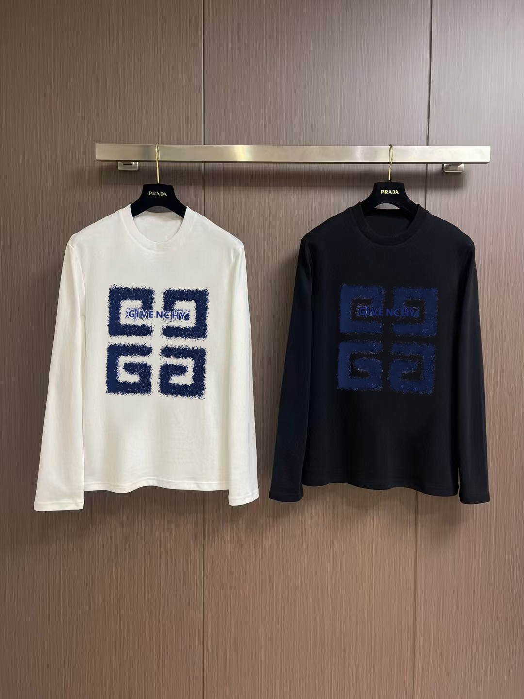 NO:566281,'Givenchy' new autumn and winter counter fashionable casual bottoming long-sleeved T-shirt, made of high-density pure cotton fabrics, exquisite original logo, excellent comfort and breathability, excellent softness, whether worn alone or worn inside, it is very handsome, consistent with men's practical dressing habits, pursuing luxury, noble and elegant style, creating extraordinary men's taste, the visual effect is very good, extremely high-grade, simple and fashionable, a must-have choice for leisure and business!  Color White Black Size S MLXL XXL Bust 50.55355.558 60.5 Length 69 71 73 7577 Shoulder width 4850.5 53 55.5 58 Sleeve length 58 59 60 6061 Manual measurement, there is an error of 1-3CM, givenchy, tees, t-shirt, alexander  wang19860909《纪梵希》 秋冬专柜新款 时尚休闲打底衫长袖T恤,精选高密度纯棉面料,精致原版logo打造,舒适性与透气性兼优,柔软性极佳,无论是单穿或是内搭都是帅气十足,吻合了男性实用穿衣习惯,追求奢华高贵优雅风范,打造不凡男士品味,视觉效果非常赞,档次极高,简约时尚,休闲商务必备之选！ 颜色白色 黑色 码数S MLXL XXL 胸围50.55355.558 60.5 衣长 69 71 73 7577 肩宽 4850.5 53 55.5 58 袖长 58 59 60 6061 手工测量,有1-3CM误差,,givenchy,tees，t-shirt,alexander wang,Men's clothing