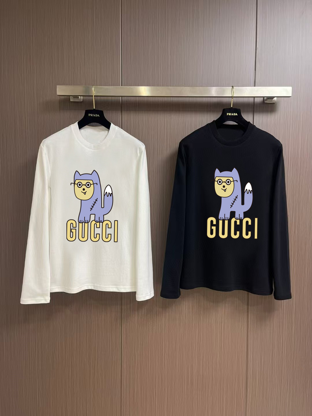 NO:564236,'Gucci' autumn and winter counter new fashion casual bottoming long-sleeved T-shirt, made of high-density pure cotton fabrics, made with exquisite original logo, excellent in comfort and breathability, and excellent softness. Whether worn alone or as an inner layer, it is very handsome, in line with men's practical dressing habits, pursuing luxury, noble and elegant style, creating extraordinary men's taste, the visual effect is very good, extremely high-grade, simple and fashionable, a must-have choice for leisure and business!  Color White Black Size S MLXL XXL Bust 50.55355.558 60.5 Length 69 71 73 7577 Shoulder width 4850.5 53 55.5 58 Sleeve length 58 59 60 6061 Manual measurement, there is an error of 1-3CM, tees, t-shirt, alexander wang19860909《古奇》 秋冬专柜新款 时尚休闲打底衫长袖T恤,精选高密度纯棉面料,精致原版logo打造,舒适性与透气性兼优,柔软性极佳,无论是单穿或是内搭都是帅气十足,吻合了男性实用穿衣习惯,追求奢华高贵优雅风范,打造不凡男士品味,视觉效果非常赞,档次极高,简约时尚,休闲商务必备之选！ 颜色白色 黑色 码数S MLXL XXL 胸围50.55355.558 60.5 衣长 69 71 73 7577 肩宽 4850.5 53 55.5 58 袖长 58 59 60 6061 手工测量,有1-3CM误差,,tees，t-shirt,alexander wang,Men's clothing