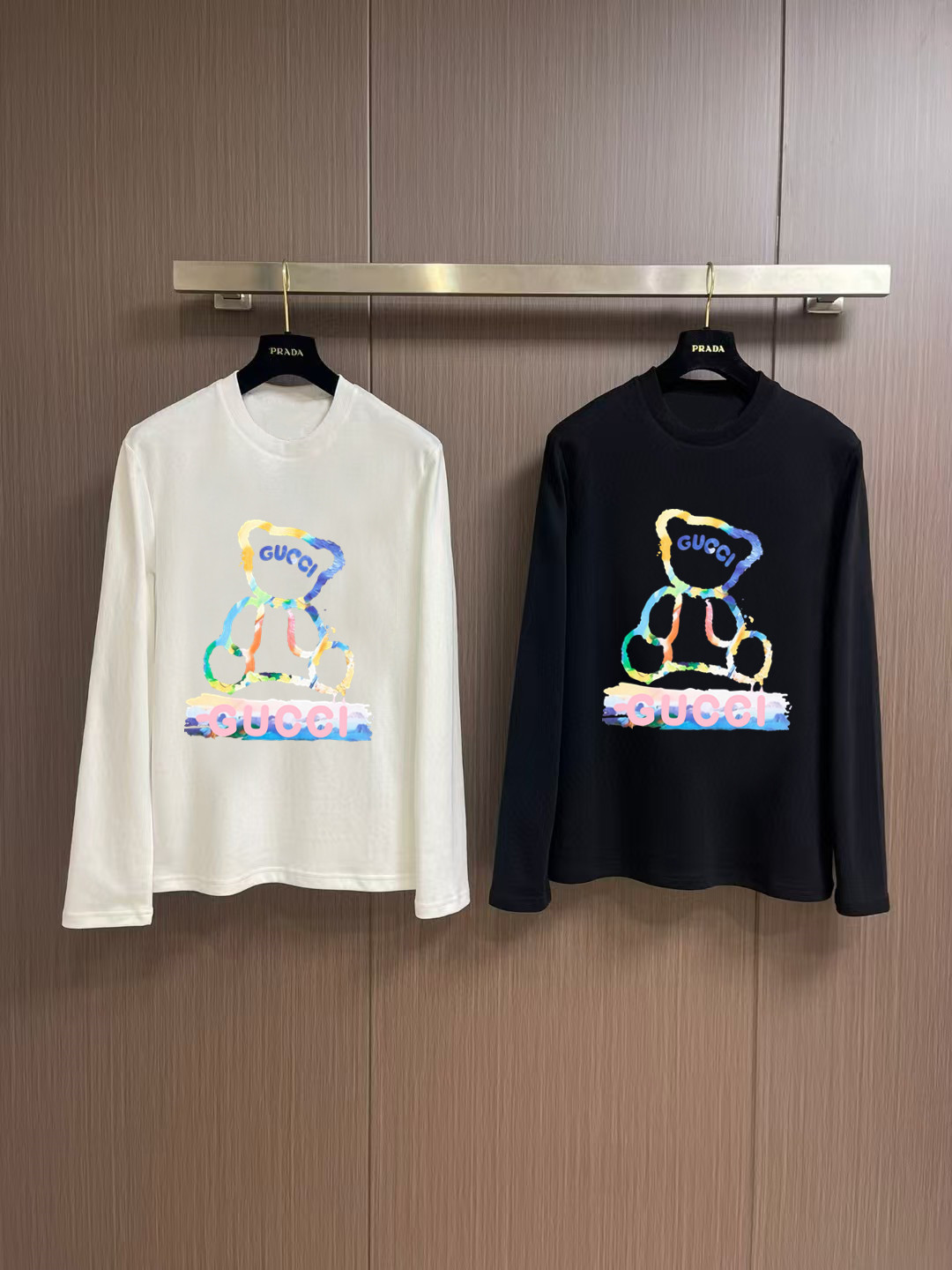 NO:564257,'Gucci' autumn and winter counter new fashion casual bottoming long-sleeved T-shirt, made of high-density pure cotton fabrics, made with exquisite original logo, excellent in comfort and breathability, and excellent softness. Whether worn alone or as an inner layer, it is very handsome, in line with men's practical dressing habits, pursuing luxury, noble and elegant style, creating extraordinary men's taste, the visual effect is very good, extremely high-grade, simple and fashionable, a must-have choice for leisure and business!  Color White Black Size S MLXL XXL Bust 50.55355.558 60.5 Length 69 71 73 7577 Shoulder width 4850.5 53 55.5 58 Sleeve length 58 59 60 6061 Manual measurement, there is an error of 1-3CM, tees, t-shirt, alexander wang19860909《古奇》 秋冬专柜新款 时尚休闲打底衫长袖T恤,精选高密度纯棉面料,精致原版logo打造,舒适性与透气性兼优,柔软性极佳,无论是单穿或是内搭都是帅气十足,吻合了男性实用穿衣习惯,追求奢华高贵优雅风范,打造不凡男士品味,视觉效果非常赞,档次极高,简约时尚,休闲商务必备之选！ 颜色白色 黑色 码数S MLXL XXL 胸围50.55355.558 60.5 衣长 69 71 73 7577 肩宽 4850.5 53 55.5 58 袖长 58 59 60 6061 手工测量,有1-3CM误差,,tees，t-shirt,alexander wang,Men's clothing