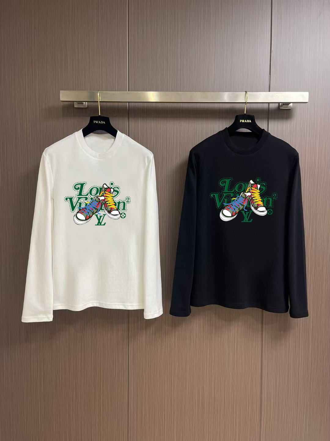 NO:564264,'Louis Vuitton' new autumn and winter counter, fashionable casual bottoming long-sleeved T-shirt, made of high-density pure cotton fabric, exquisite original logo, excellent comfort and breathability, excellent softness, whether worn alone or as an inner layer, it is very handsome, in line with men's practical dressing habits, pursuing luxury, noble and elegant style, creating extraordinary men's taste, the visual effect is very good, extremely high-grade, simple and fashionable, a must-have choice for leisure and business!  Color White Black Size S MLXL XXL Bust 50.55355.558 60.5 Clothing length 69 71 73 7577 Shoulder width 4850.5 53 55.5 58 Sleeve length 58 59 60 6061 Manual measurement, there is an error of 1-3CM, Louis  vuitton,tees,t-shirt,alexander wang19860909《路易威登》 秋冬专柜新款 时尚休闲打底衫长袖T恤,精选高密度纯棉面料,精致原版logo打造,舒适性与透气性兼优,柔软性极佳,无论是单穿或是内搭都是帅气十足,吻合了男性实用穿衣习惯,追求奢华高贵优雅风范,打造不凡男士品味,视觉效果非常赞,档次极高,简约时尚,休闲商务必备之选！ 颜色白色 黑色 码数S MLXL XXL 胸围50.55355.558 60.5 衣长 69 71 73 7577 肩宽 4850.5 53 55.5 58 袖长 58 59 60 6061 手工测量,有1-3CM误差,,louis vuitton,tees，t-shirt,alexander wang,Men's clothing