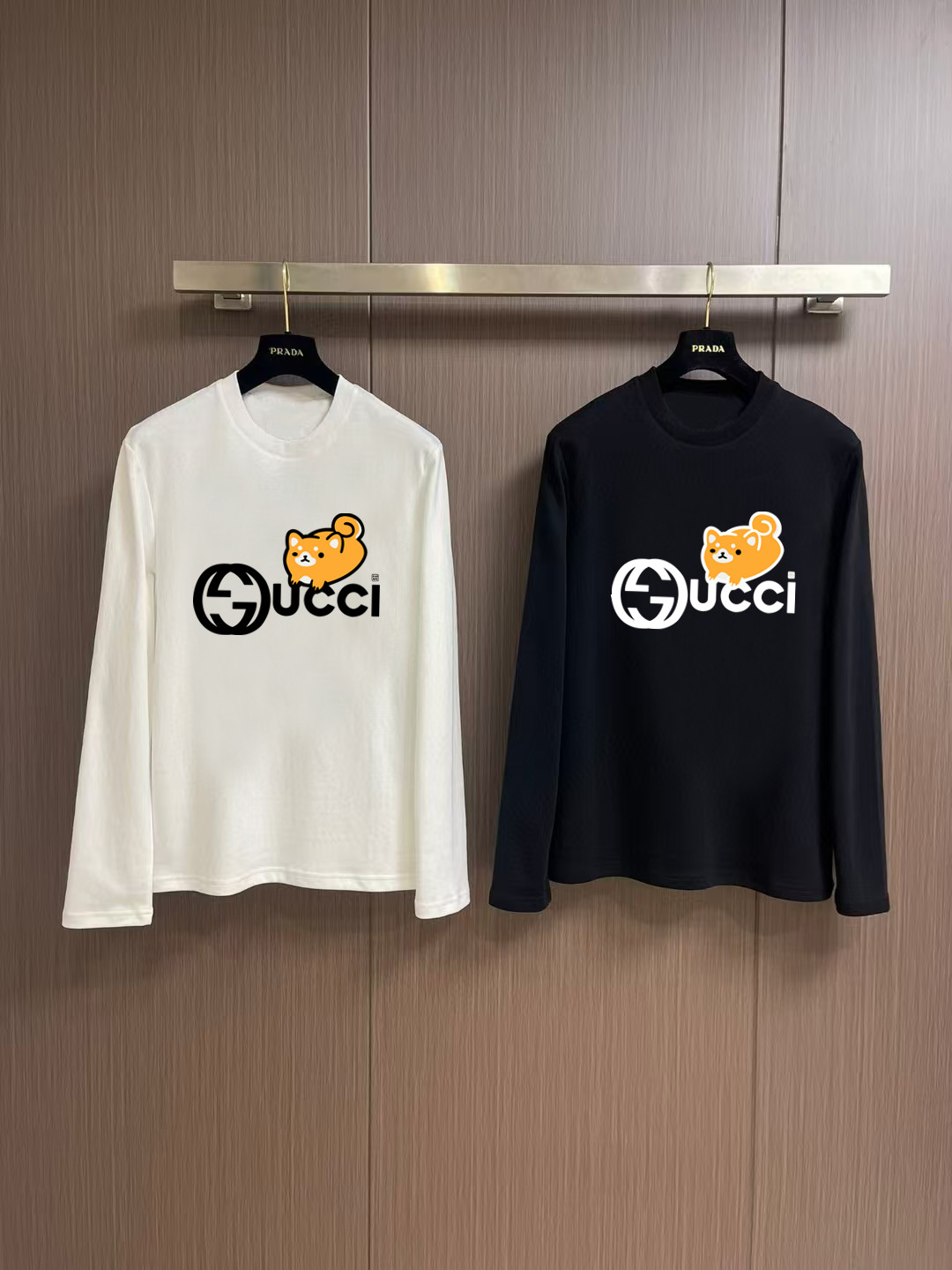 NO:564271,'Gucci' autumn and winter counter new fashion casual bottoming long-sleeved T-shirt, made of high-density pure cotton fabrics, made with exquisite original logo, excellent in comfort and breathability, and excellent softness. Whether worn alone or as an inner layer, it is very handsome, in line with men's practical dressing habits, pursuing luxury, noble and elegant style, creating extraordinary men's taste, the visual effect is very good, extremely high-grade, simple and fashionable, a must-have choice for leisure and business!  Color White Black Size S MLXL XXL Bust 50.55355.558 60.5 Length 69 71 73 7577 Shoulder width 4850.5 53 55.5 58 Sleeve length 58 59 60 6061 Manual measurement, there is an error of 1-3CM, tees, t-shirt, alexander wang19860909《古奇》 秋冬专柜新款 时尚休闲打底衫长袖T恤,精选高密度纯棉面料,精致原版logo打造,舒适性与透气性兼优,柔软性极佳,无论是单穿或是内搭都是帅气十足,吻合了男性实用穿衣习惯,追求奢华高贵优雅风范,打造不凡男士品味,视觉效果非常赞,档次极高,简约时尚,休闲商务必备之选！ 颜色白色 黑色 码数S MLXL XXL 胸围50.55355.558 60.5 衣长 69 71 73 7577 肩宽 4850.5 53 55.5 58 袖长 58 59 60 6061 手工测量,有1-3CM误差,,tees，t-shirt,alexander wang,Men's clothing