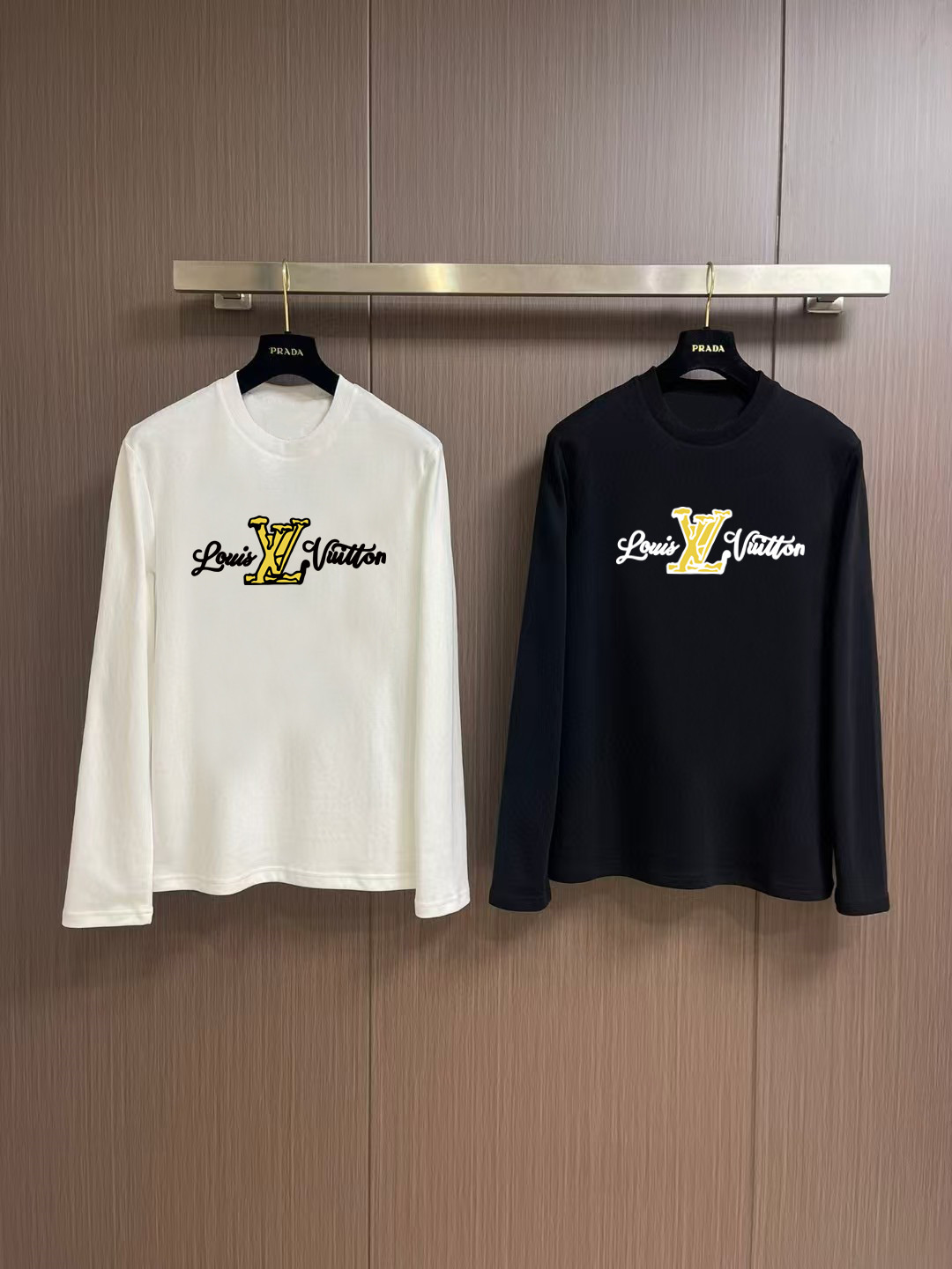 NO:564208,'Louis Vuitton' new autumn and winter counter, fashionable casual bottoming long-sleeved T-shirt, made of high-density pure cotton fabric, exquisite original logo, excellent comfort and breathability, excellent softness, whether worn alone or as an inner layer, it is very handsome, in line with men's practical dressing habits, pursuing luxury, noble and elegant style, creating extraordinary men's taste, the visual effect is very good, extremely high-grade, simple and fashionable, a must-have choice for leisure and business!  Color White Black Size S MLXL XXL Bust 50.55355.558 60.5 Clothing length 69 71 73 7577 Shoulder width 4850.5 53 55.5 58 Sleeve length 58 59 60 6061 Manual measurement, there is an error of 1-3CM, Louis  vuitton,tees,t-shirt,alexander wang19860909《路易威登》 秋冬专柜新款 时尚休闲打底衫长袖T恤,精选高密度纯棉面料,精致原版logo打造,舒适性与透气性兼优,柔软性极佳,无论是单穿或是内搭都是帅气十足,吻合了男性实用穿衣习惯,追求奢华高贵优雅风范,打造不凡男士品味,视觉效果非常赞,档次极高,简约时尚,休闲商务必备之选！ 颜色白色 黑色 码数S MLXL XXL 胸围50.55355.558 60.5 衣长 69 71 73 7577 肩宽 4850.5 53 55.5 58 袖长 58 59 60 6061 手工测量,有1-3CM误差,,louis vuitton,tees，t-shirt,alexander wang,Men's clothing