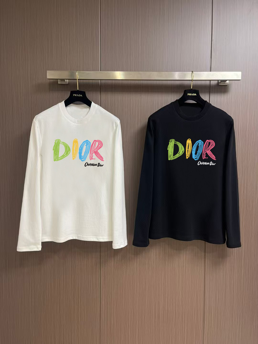 NO:564216,'Dior' Autumn and Winter counter new fashion casual bottoming long-sleeved T-shirt, made of high-density pure cotton fabric, exquisite original logo, excellent comfort and breathability, excellent softness, whether worn alone or as an inner layer, it is very handsome, consistent with men's practical dressing habits, pursuing luxury, noble and elegant style, creating extraordinary men's taste, the visual effect is very good, extremely high-grade, simple and fashionable, a must-have choice for leisure and business!  Color White Black Size S MLXL XXL Bust 50.55355.558 60.5 Length 69 71 73 7577 Shoulder width 4850.5 53 55.5 58 Sleeve length 58 59 60 6061 Manual measurement, there is an error of 1-3CM, dior, tees, t-shirt, alexander wang19860909《迪奥》 秋冬专柜新款 时尚休闲打底衫长袖T恤,精选高密度纯棉面料,精致原版logo打造,舒适性与透气性兼优,柔软性极佳,无论是单穿或是内搭都是帅气十足,吻合了男性实用穿衣习惯,追求奢华高贵优雅风范,打造不凡男士品味,视觉效果非常赞,档次极高,简约时尚,休闲商务必备之选！ 颜色白色 黑色 码数S MLXL XXL 胸围50.55355.558 60.5 衣长 69 71 73 7577 肩宽 4850.5 53 55.5 58 袖长 58 59 60 6061 手工测量,有1-3CM误差,,dior,tees，t-shirt,alexander wang,Men's clothing