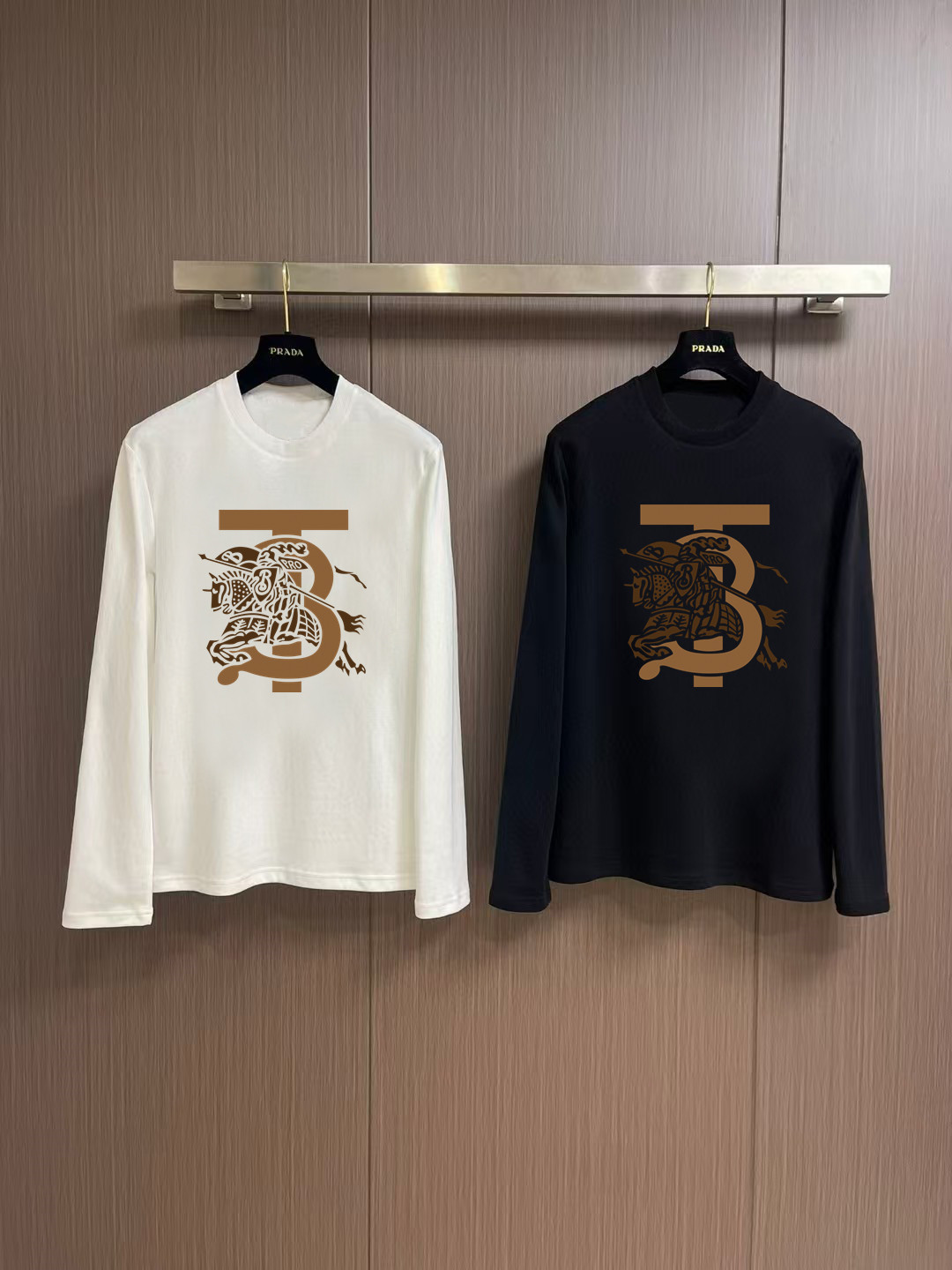 NO:564223,'Burberry' autumn and winter counter new style fashionable casual bottoming long-sleeved T-shirt, made of high-density pure cotton fabric, exquisite original logo, excellent comfort and breathability, excellent softness, whether worn alone or with inner layers, it is very handsome, consistent with men's practical dressing habits, pursuing luxury, noble and elegant style, creating extraordinary men's taste, the visual effect is very good, extremely high-grade, simple and fashionable, a must-have choice for leisure and business!  Color White Black Size S MLXL XXL Bust 50.55355.558 60.5 Length 69 71 73 7577 Shoulder width 4850.5 53 55.5 58 Sleeve length 58 59 60 6061 Manual measurement, there is an error of 1-3CM, burberry, tees, t-shirt, alexander wang19860909《巴宝莉》 秋冬专柜新款 时尚休闲打底衫长袖T恤,精选高密度纯棉面料,精致原版logo打造,舒适性与透气性兼优,柔软性极佳,无论是单穿或是内搭都是帅气十足,吻合了男性实用穿衣习惯,追求奢华高贵优雅风范,打造不凡男士品味,视觉效果非常赞,档次极高,简约时尚,休闲商务必备之选！ 颜色白色 黑色 码数S MLXL XXL 胸围50.55355.558 60.5 衣长 69 71 73 7577 肩宽 4850.5 53 55.5 58 袖长 58 59 60 6061 手工测量,有1-3CM误差,,burberry,tees，t-shirt,alexander wang,Men's clothing