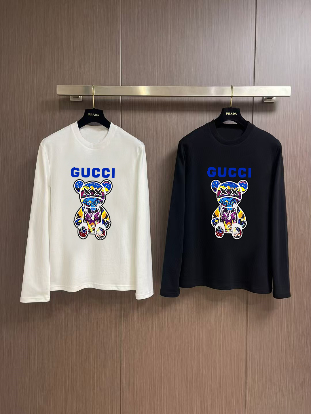 NO:573545,'Gucci' autumn and winter counter new fashion casual bottoming long-sleeved T-shirt, made of high-density pure cotton fabrics, made with exquisite original logo, excellent in comfort and breathability, and excellent softness. Whether worn alone or as an inner layer, it is very handsome, in line with men's practical dressing habits, pursuing luxury, noble and elegant style, creating extraordinary men's taste, the visual effect is very good, extremely high-grade, simple and fashionable, a must-have choice for leisure and business!  Color White Black Size S MLXL XXL Bust 50.55355.558 60.5 Length 69 71 73 7577 Shoulder width 4850.5 53 55.5 58 Sleeve length 58 59 60 6061 Manual measurement, there is an error of 1-3CM, tees, t-shirt, alexander wang19860909《古奇》 秋冬专柜新款 时尚休闲打底衫长袖T恤,精选高密度纯棉面料,精致原版logo打造,舒适性与透气性兼优,柔软性极佳,无论是单穿或是内搭都是帅气十足,吻合了男性实用穿衣习惯,追求奢华高贵优雅风范,打造不凡男士品味,视觉效果非常赞,档次极高,简约时尚,休闲商务必备之选！ 颜色白色 黑色 码数S MLXL XXL 胸围50.55355.558 60.5 衣长 69 71 73 7577 肩宽 4850.5 53 55.5 58 袖长 58 59 60 6061 手工测量,有1-3CM误差,,tees，t-shirt,alexander wang,Men's clothing