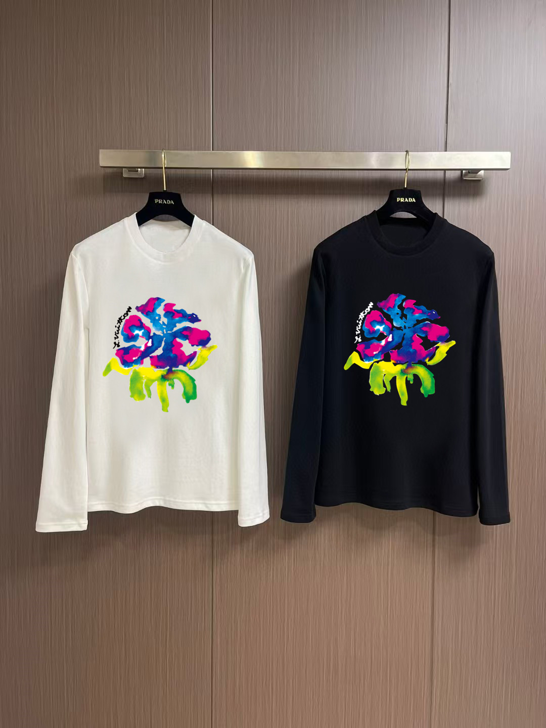 NO:573549,'Louis Vuitton' new autumn and winter counter, fashionable casual bottoming long-sleeved T-shirt, made of high-density pure cotton fabric, exquisite original logo, excellent comfort and breathability, excellent softness, whether worn alone or as an inner layer, it is very handsome, in line with men's practical dressing habits, pursuing luxury, noble and elegant style, creating extraordinary men's taste, the visual effect is very good, extremely high-grade, simple and fashionable, a must-have choice for leisure and business!  Color White Black Size S MLXL XXL Bust 50.55355.558 60.5 Clothing length 69 71 73 7577 Shoulder width 4850.5 53 55.5 58 Sleeve length 58 59 60 6061 Manual measurement, there is an error of 1-3CM, Louis  vuitton,tees,t-shirt,alexander wang19860909《路易威登》 秋冬专柜新款 时尚休闲打底衫长袖T恤,精选高密度纯棉面料,精致原版logo打造,舒适性与透气性兼优,柔软性极佳,无论是单穿或是内搭都是帅气十足,吻合了男性实用穿衣习惯,追求奢华高贵优雅风范,打造不凡男士品味,视觉效果非常赞,档次极高,简约时尚,休闲商务必备之选！ 颜色白色 黑色 码数S MLXL XXL 胸围50.55355.558 60.5 衣长 69 71 73 7577 肩宽 4850.5 53 55.5 58 袖长 58 59 60 6061 手工测量,有1-3CM误差,,louis vuitton,tees，t-shirt,alexander wang,Men's clothing