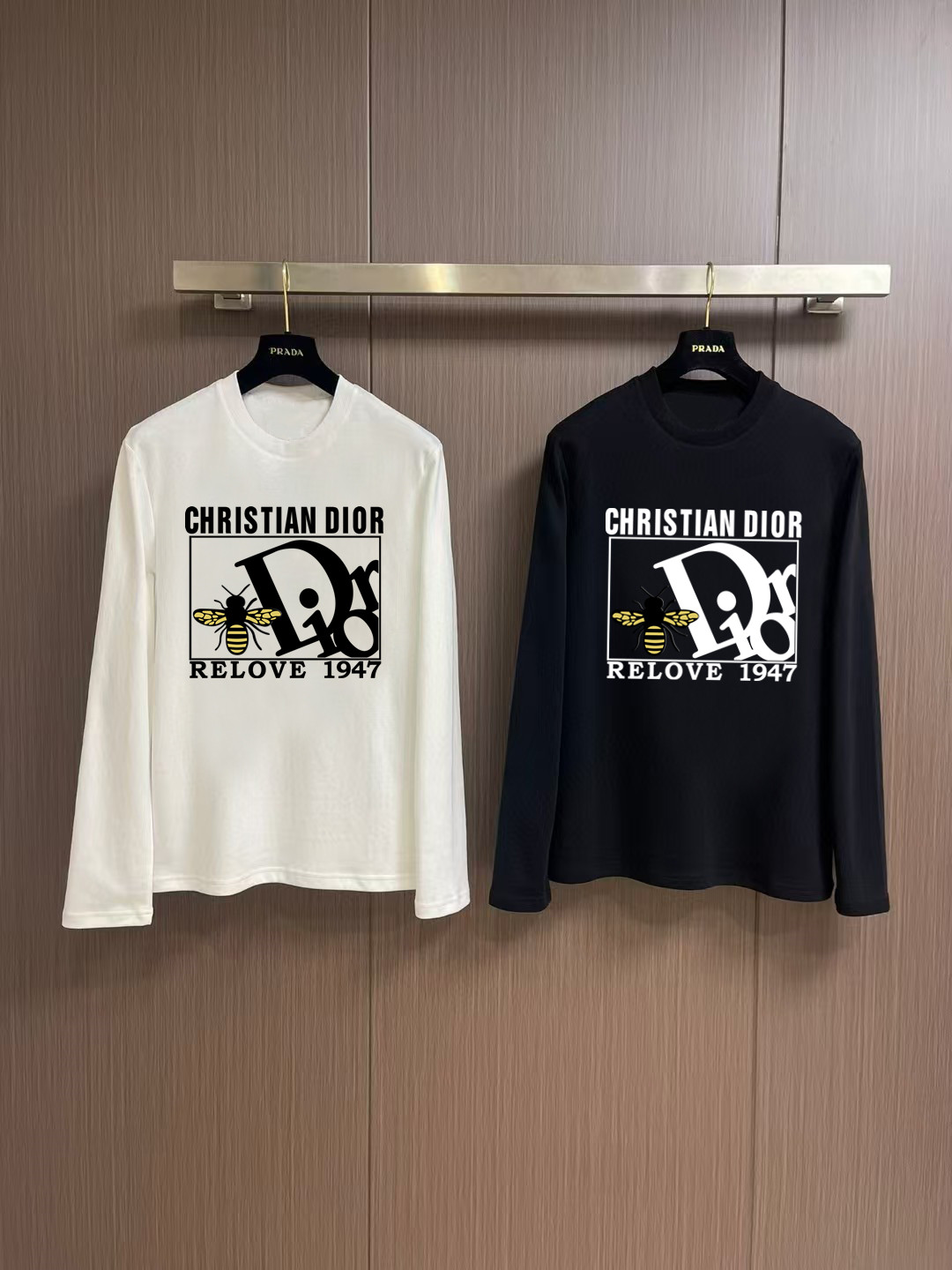 NO:573532,'Dior' Autumn and Winter counter new fashion casual bottoming long-sleeved T-shirt, made of high-density pure cotton fabric, exquisite original logo, excellent comfort and breathability, excellent softness, whether worn alone or as an inner layer, it is very handsome, consistent with men's practical dressing habits, pursuing luxury, noble and elegant style, creating extraordinary men's taste, the visual effect is very good, extremely high-grade, simple and fashionable, a must-have choice for leisure and business!  Color White Black Size S MLXL XXL Bust 50.55355.558 60.5 Length 69 71 73 7577 Shoulder width 4850.5 53 55.5 58 Sleeve length 58 59 60 6061 Manual measurement, there is an error of 1-3CM, dior, tees, t-shirt, alexander wang19860909《迪奥》 秋冬专柜新款 时尚休闲打底衫长袖T恤,精选高密度纯棉面料,精致原版logo打造,舒适性与透气性兼优,柔软性极佳,无论是单穿或是内搭都是帅气十足,吻合了男性实用穿衣习惯,追求奢华高贵优雅风范,打造不凡男士品味,视觉效果非常赞,档次极高,简约时尚,休闲商务必备之选！ 颜色白色 黑色 码数S MLXL XXL 胸围50.55355.558 60.5 衣长 69 71 73 7577 肩宽 4850.5 53 55.5 58 袖长 58 59 60 6061 手工测量,有1-3CM误差,,dior,tees，t-shirt,alexander wang,Men's clothing