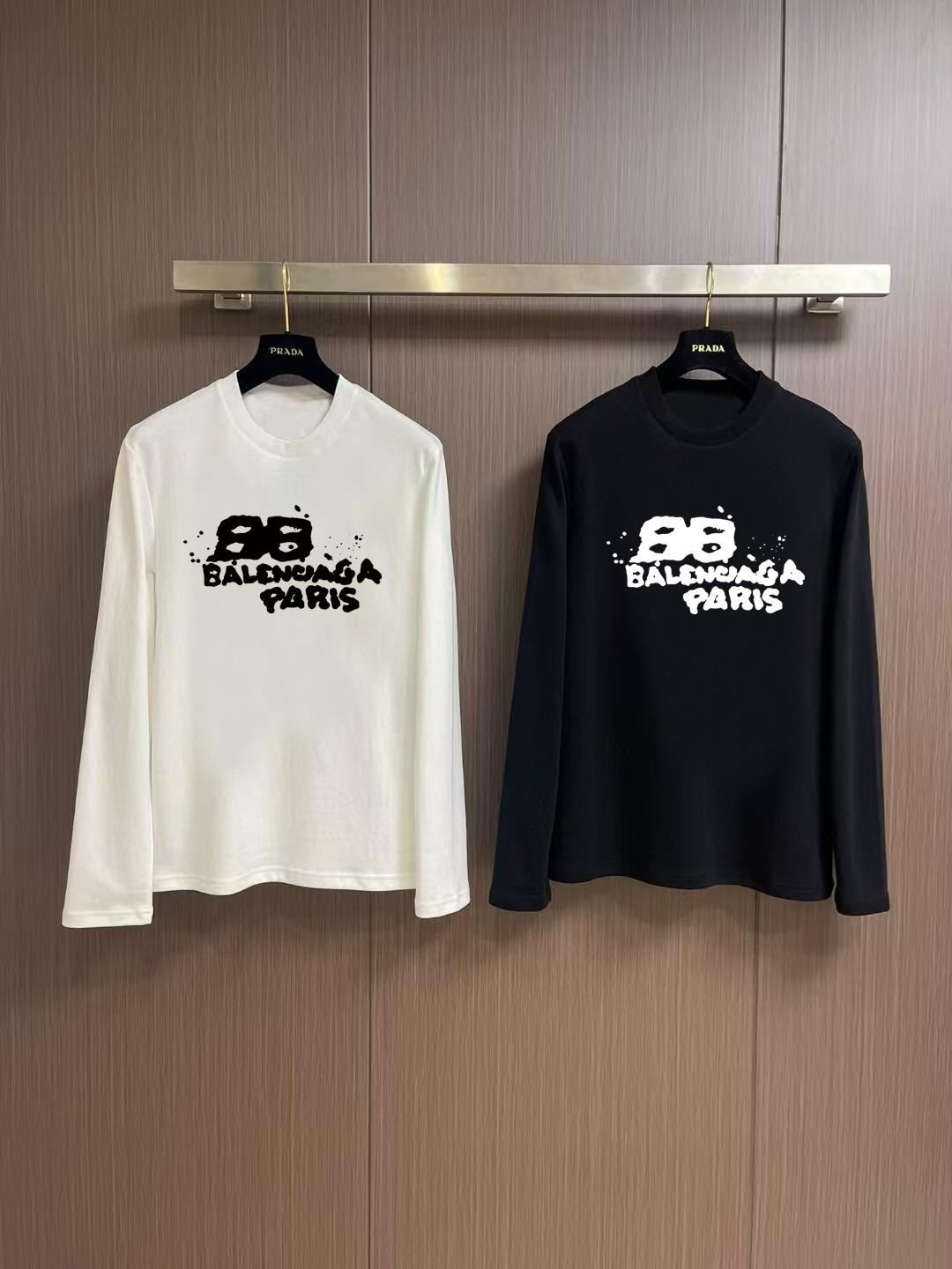 NO:573534,'Balenciaga' autumn and winter counter new fashion casual bottoming long-sleeved T-shirt, made of high-density pure cotton fabrics, exquisite original logo, excellent comfort and breathability, excellent softness, whether worn alone or as an inner layer, it is very handsome, consistent with men's practical dressing habits, pursuing luxury, noble and elegant style, creating extraordinary men's taste, the visual effect is very good, extremely high-grade, simple and fashionable, a must-have choice for leisure and business!  Color White Black Size S MLXL XXL Bust 50.55355.558 60.5 Length 69 71 73 7577 Shoulder width 4850.5 53 55.5 58 Sleeve length 58 59 60 6061 Manual measurement, there is an error of 1-3CM, balenciaga, tees, t-shirt, alexander  wang19860909《巴黎世家》 秋冬专柜新款 时尚休闲打底衫长袖T恤,精选高密度纯棉面料,精致原版logo打造,舒适性与透气性兼优,柔软性极佳,无论是单穿或是内搭都是帅气十足,吻合了男性实用穿衣习惯,追求奢华高贵优雅风范,打造不凡男士品味,视觉效果非常赞,档次极高,简约时尚,休闲商务必备之选！ 颜色白色 黑色 码数S MLXL XXL 胸围50.55355.558 60.5 衣长 69 71 73 7577 肩宽 4850.5 53 55.5 58 袖长 58 59 60 6061 手工测量,有1-3CM误差,,balenciaga,tees，t-shirt,alexander wang,Men's clothing